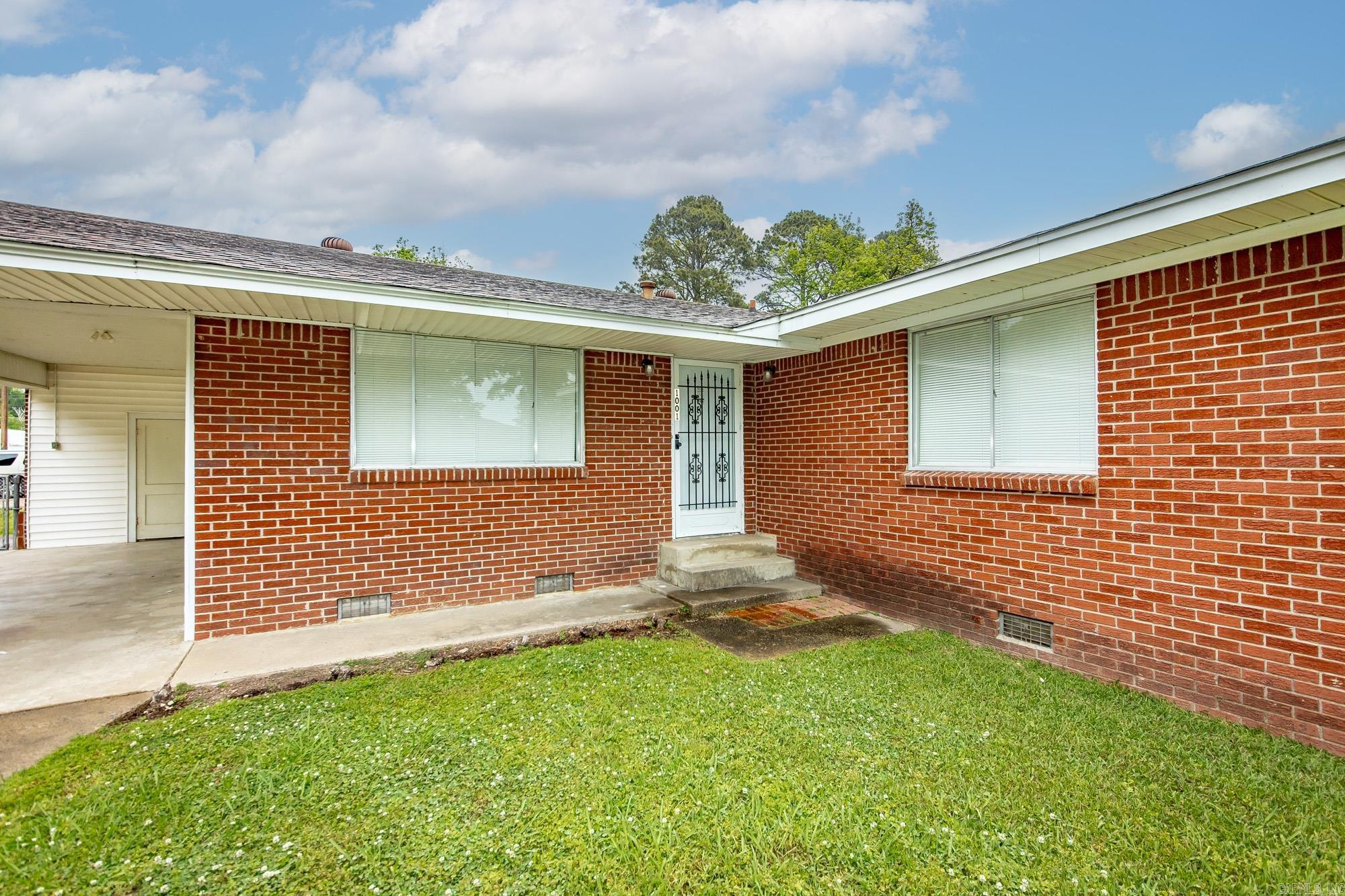 1001 E Homan Property Photo 4