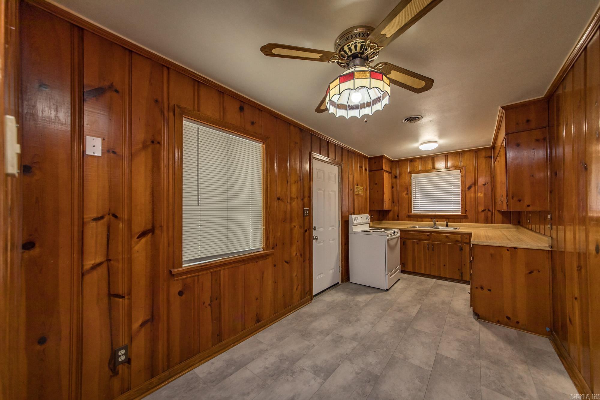 1001 E Homan Property Photo 8