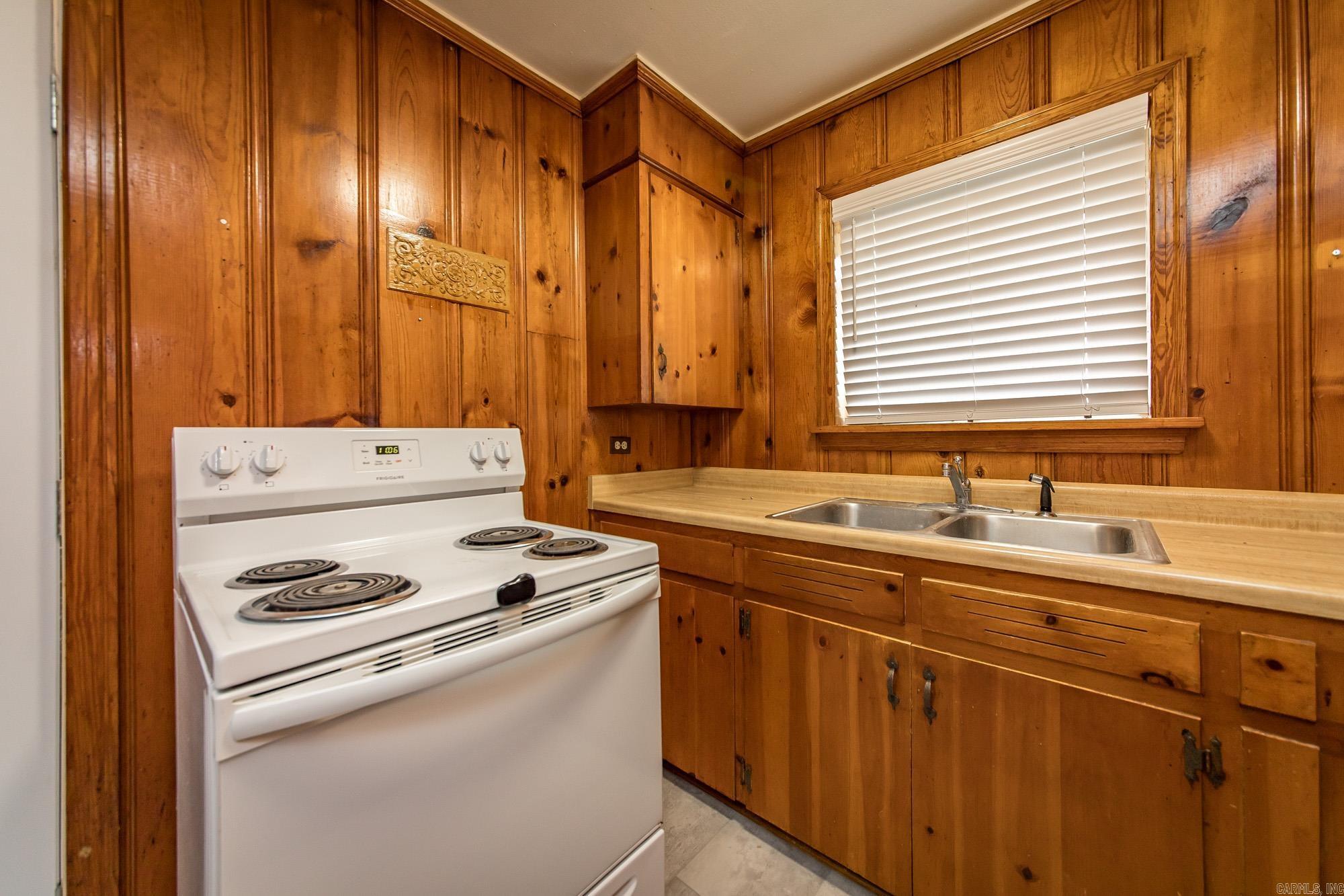 1001 E Homan Property Photo 10