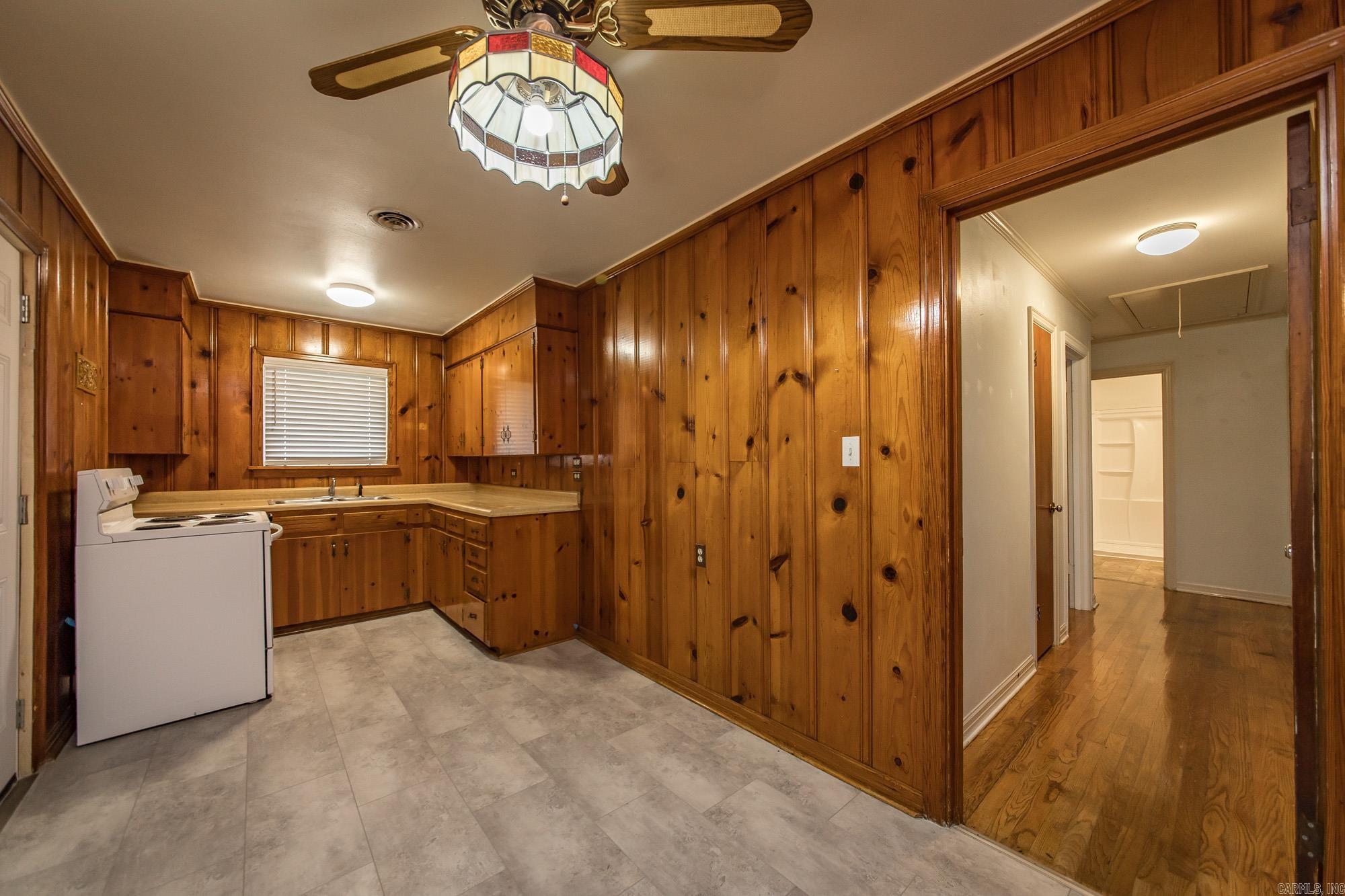 1001 E Homan Property Photo 12