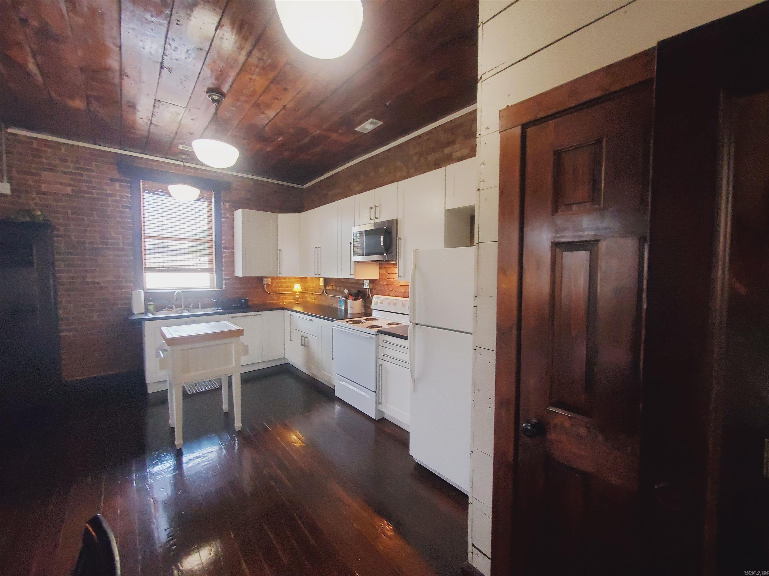 147 S 3rd Avenue Property Photo 8