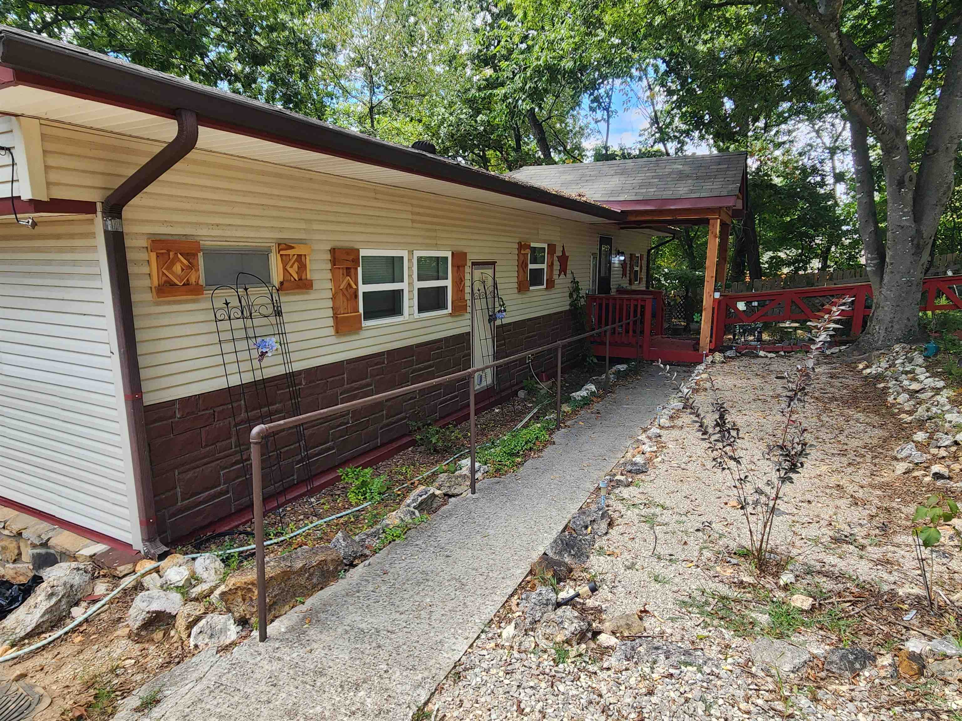 43 E Lakeshore Drive Property Photo 3
