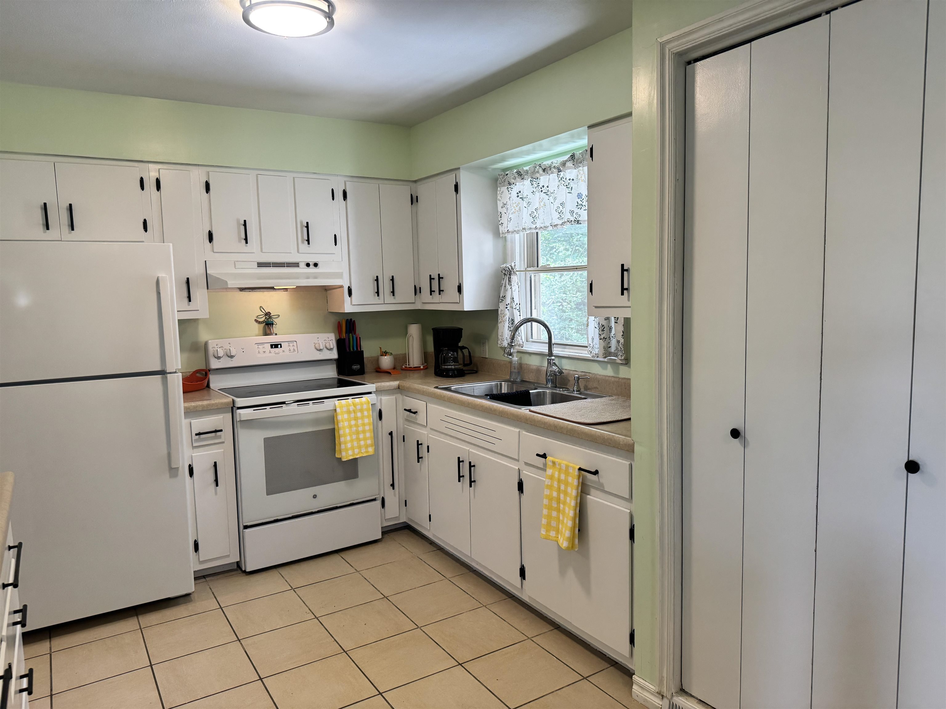 10 Yosemite Drive Property Photo 6