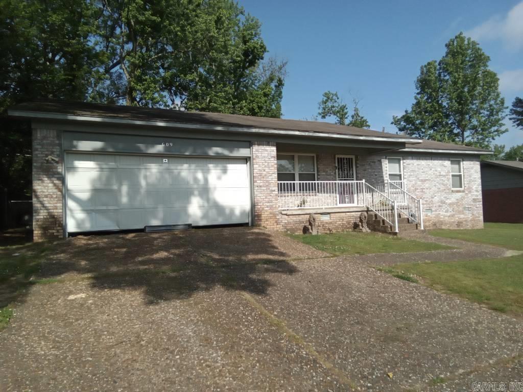 609 Newcastle Dr Property Photo 1
