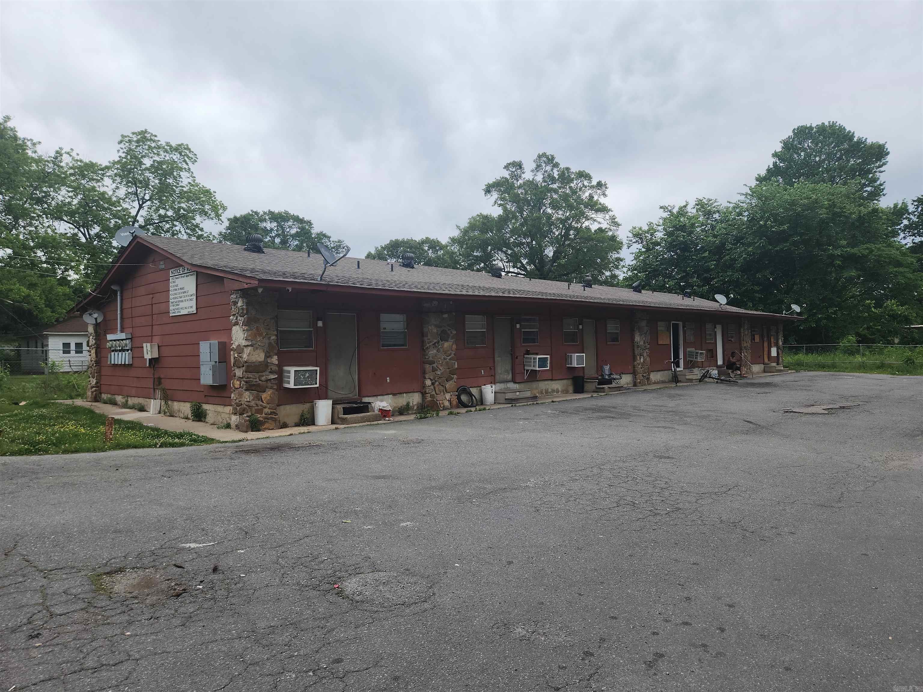 2103 S Beech Property Photo 3