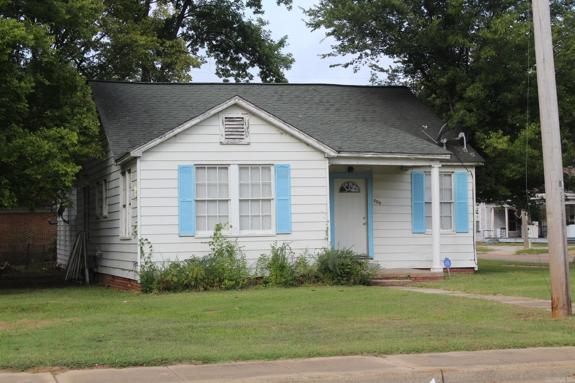 600 S Elm Property Photo 1
