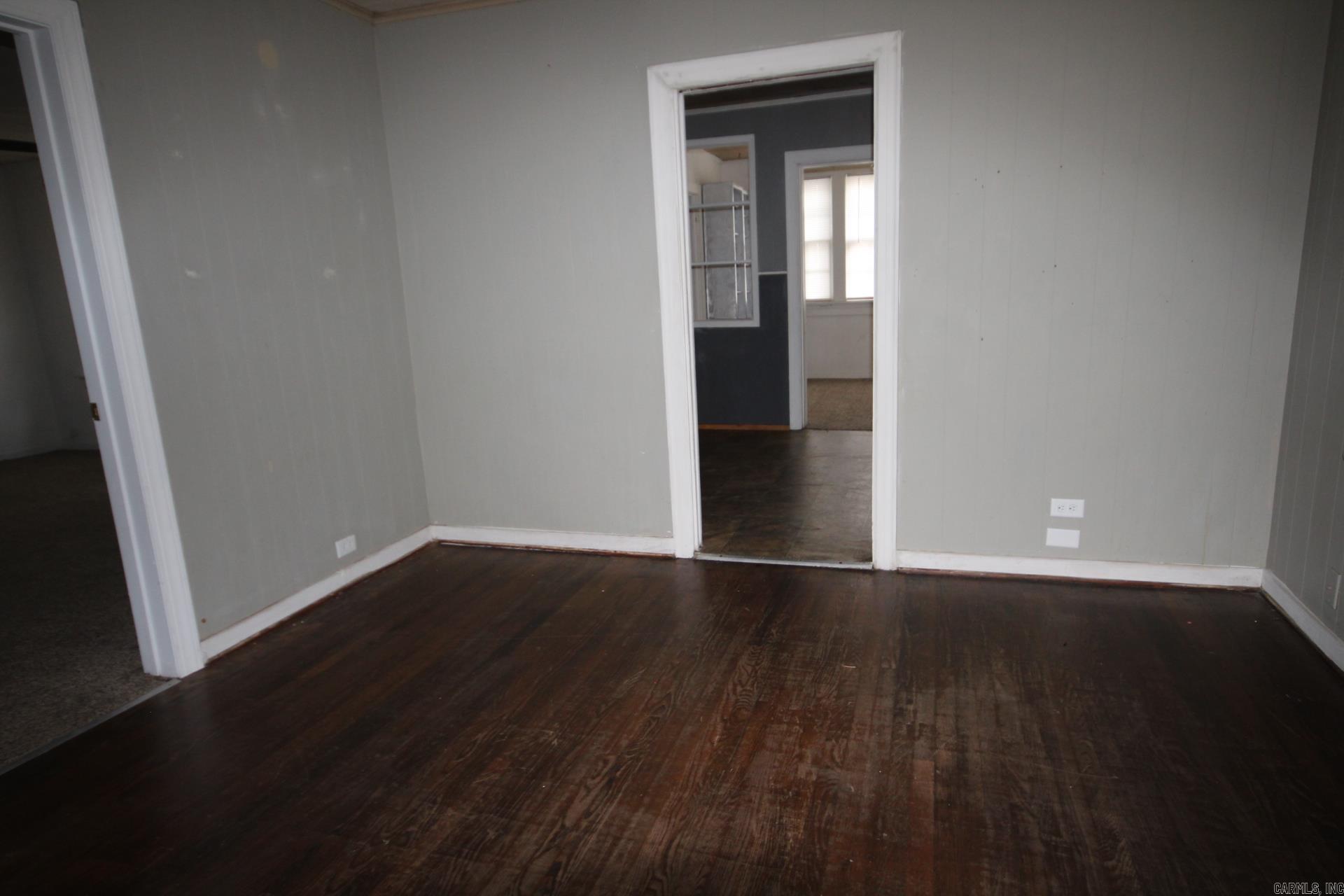 600 S Elm Property Photo 4