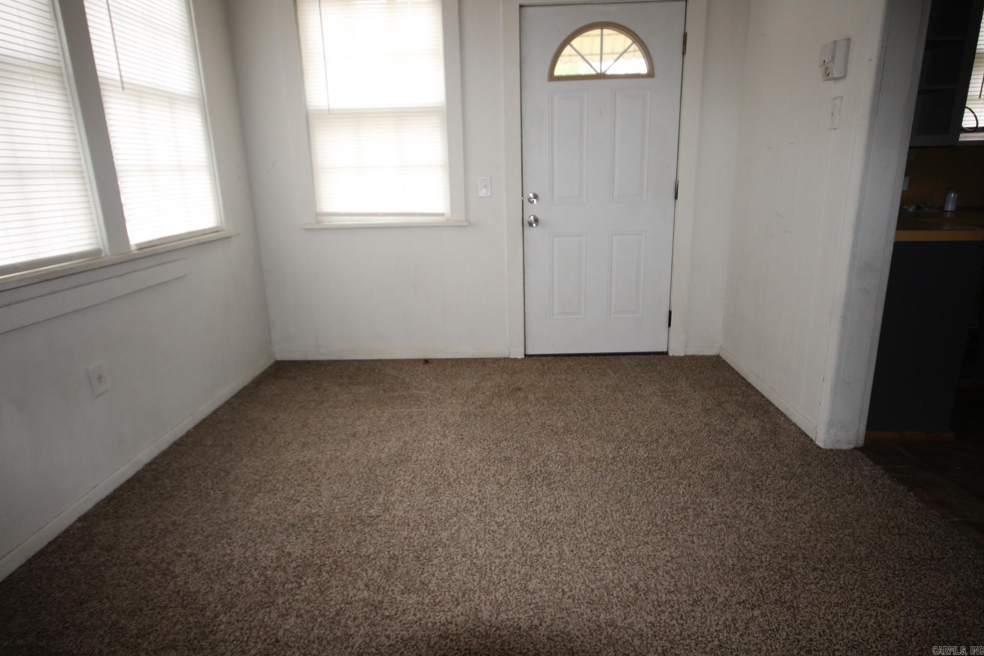 600 S Elm Property Photo 5