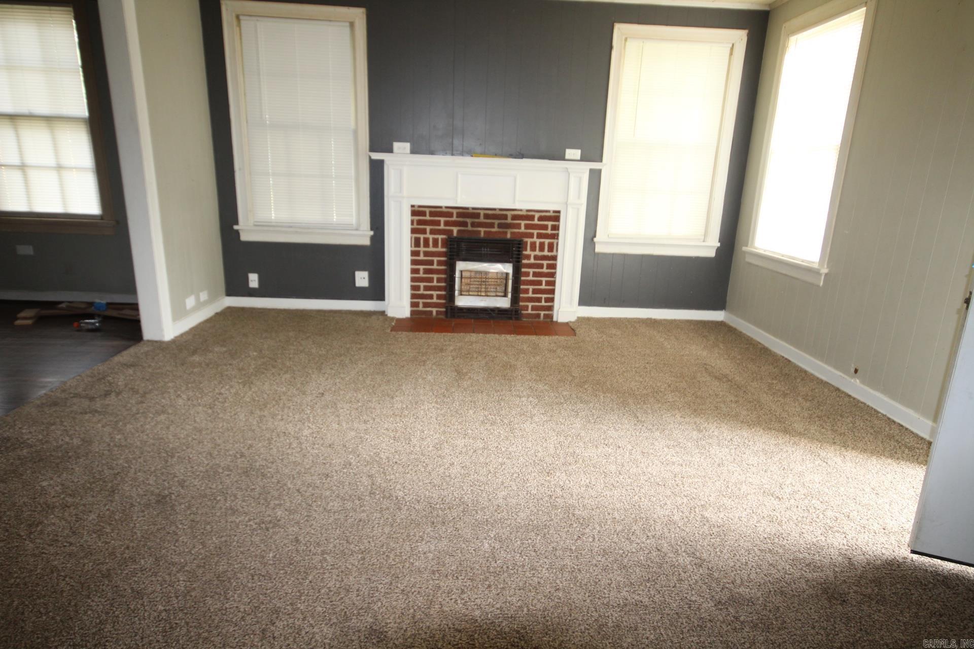 600 S Elm Property Photo 6