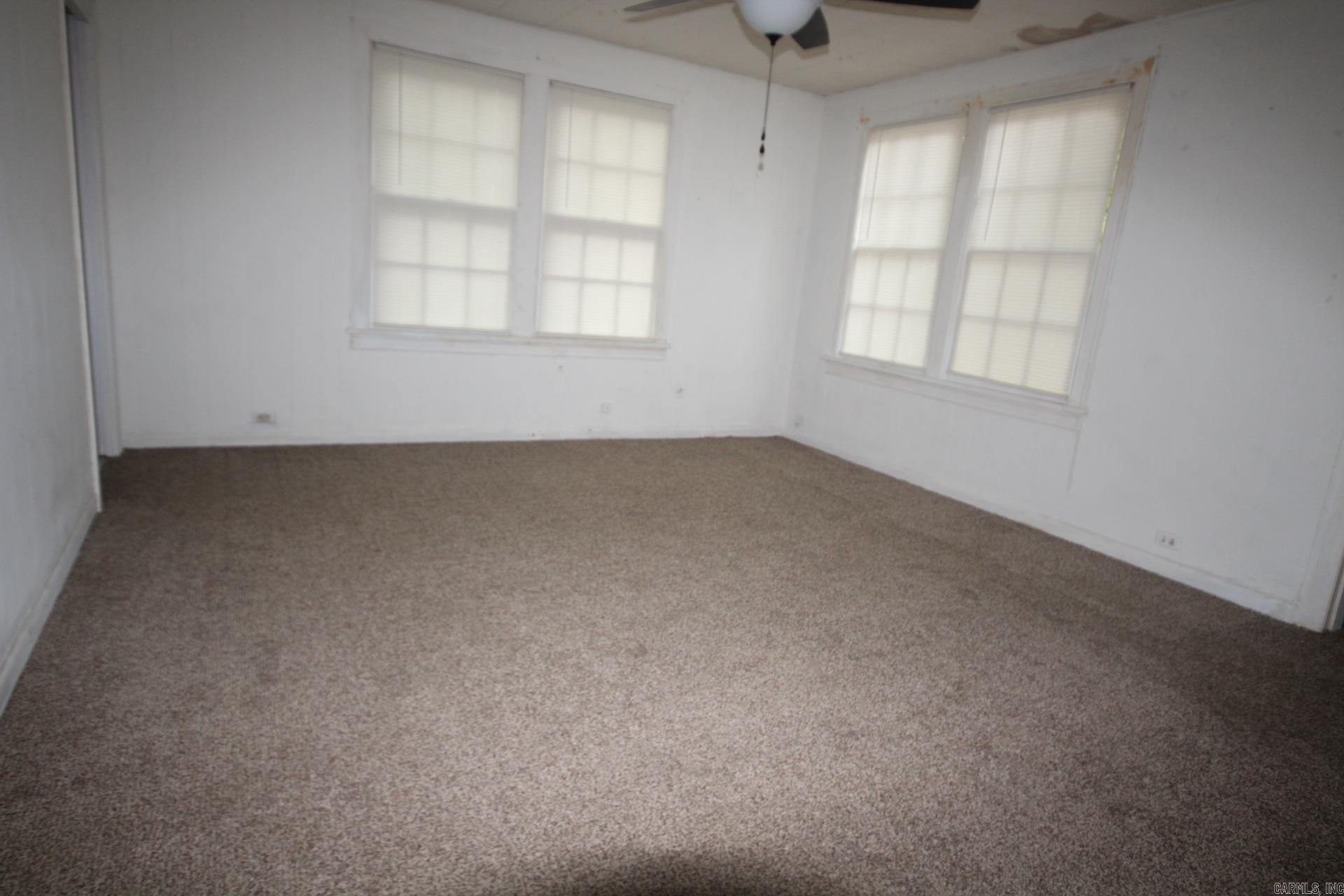 600 S Elm Property Photo 7