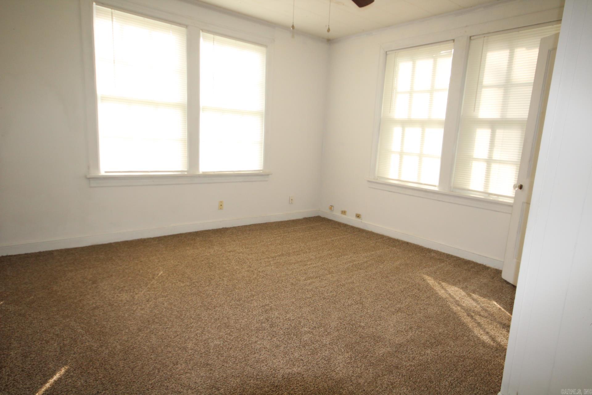 600 S Elm Property Photo 8