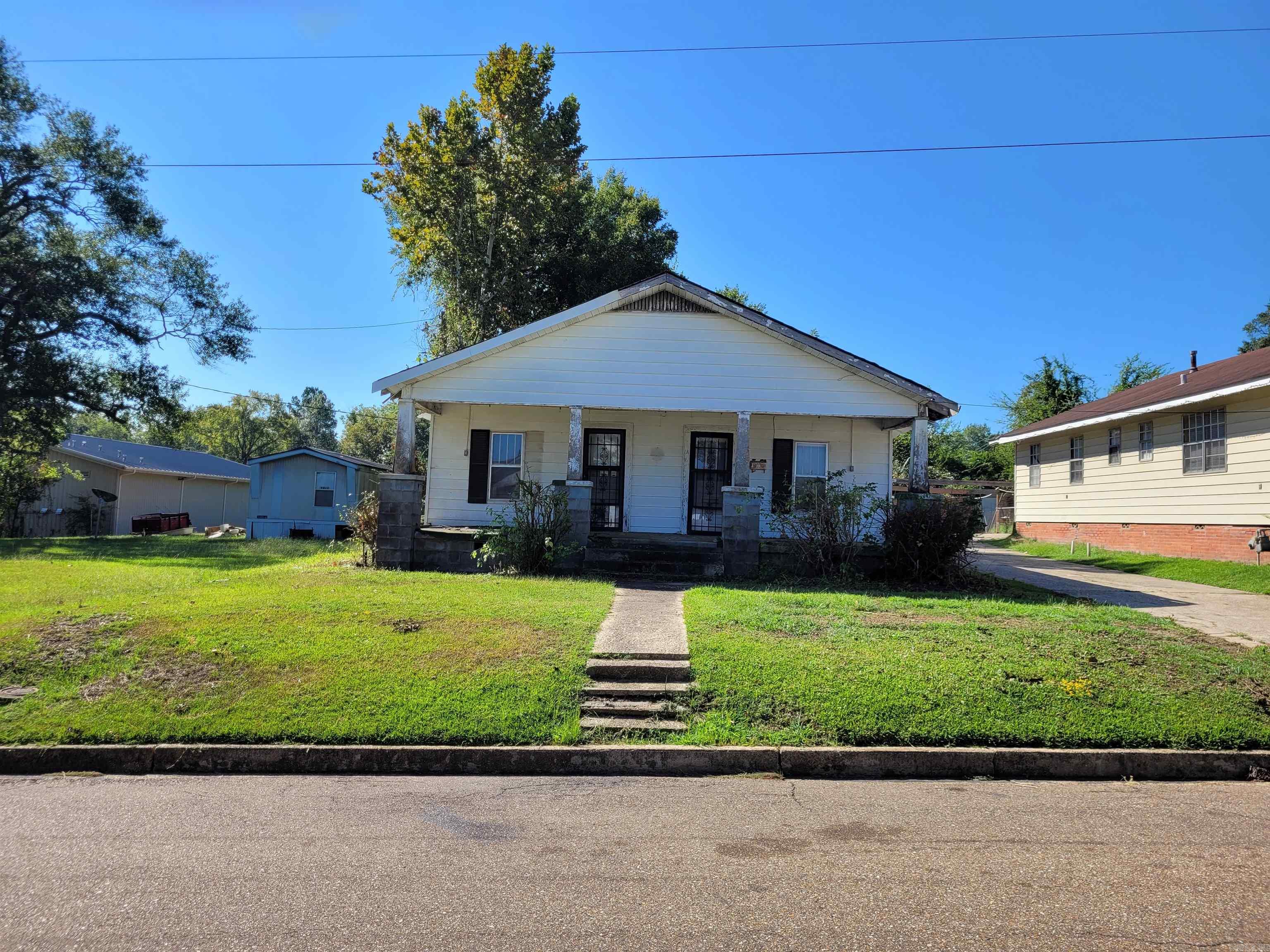 1009 E First Street Property Photo 1