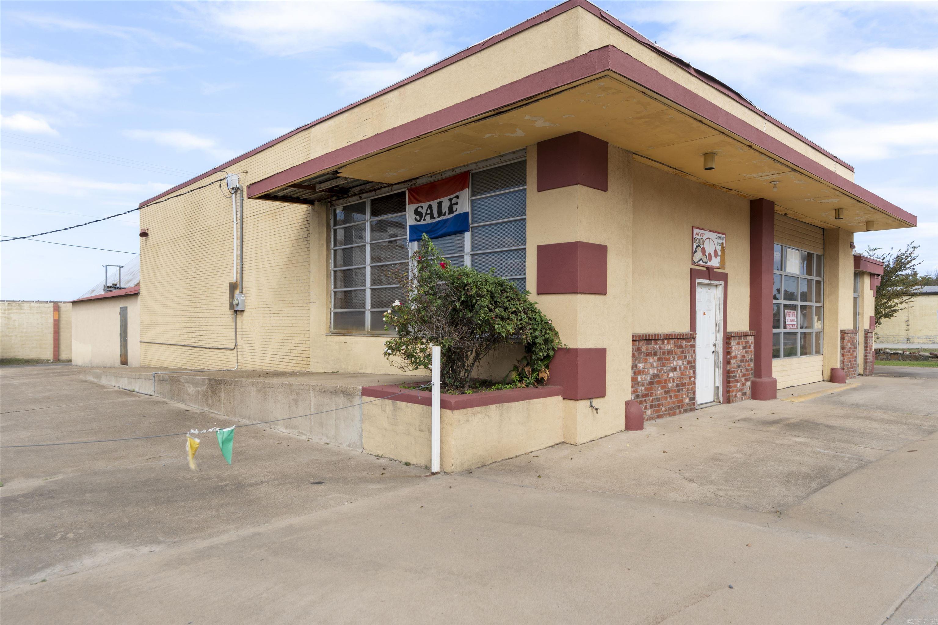 2301 E Broadway Street Property Photo 1