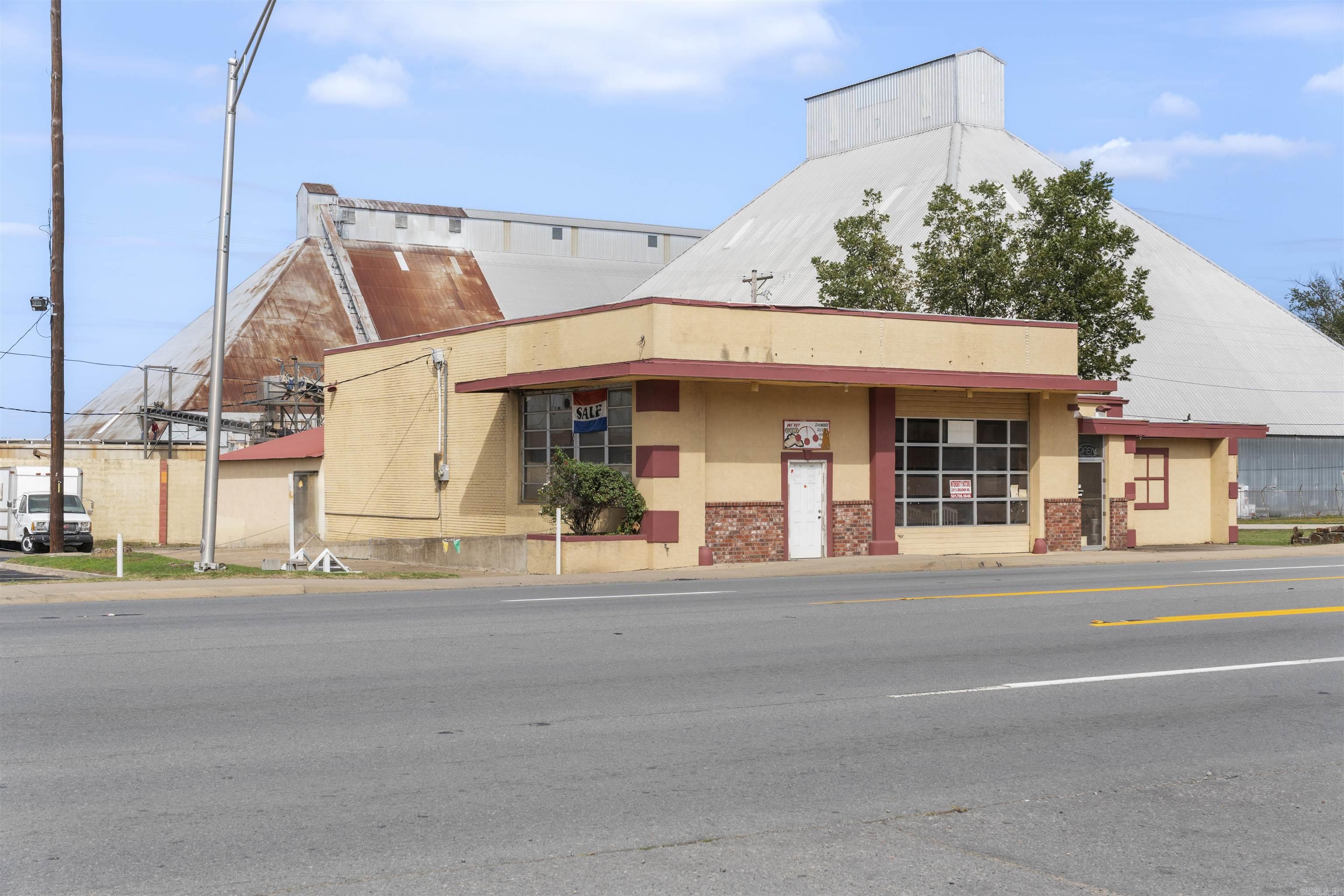 2301 E Broadway Street Property Photo 3