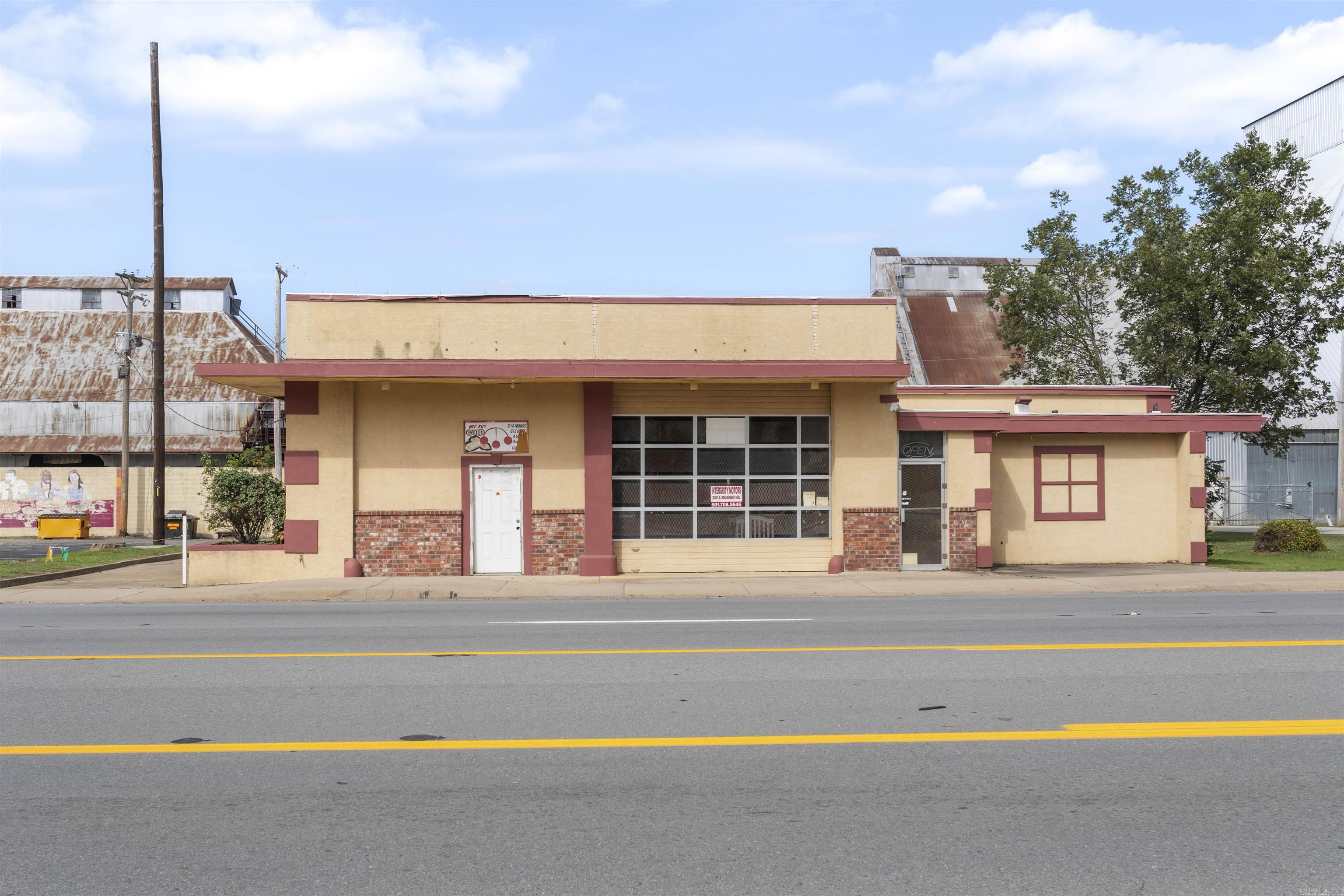 2301 E Broadway Street Property Photo 4