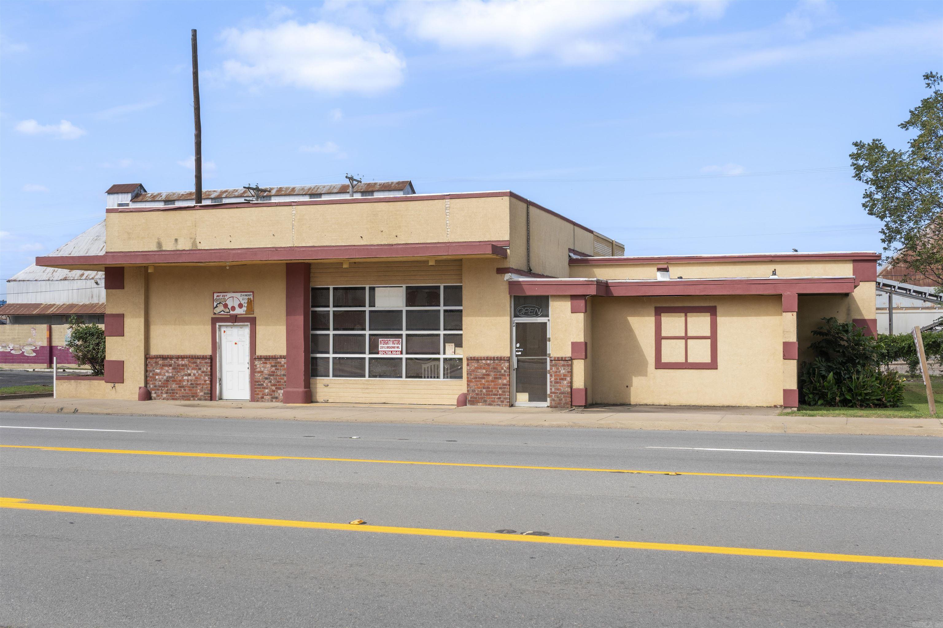 2301 E Broadway Street Property Photo 5