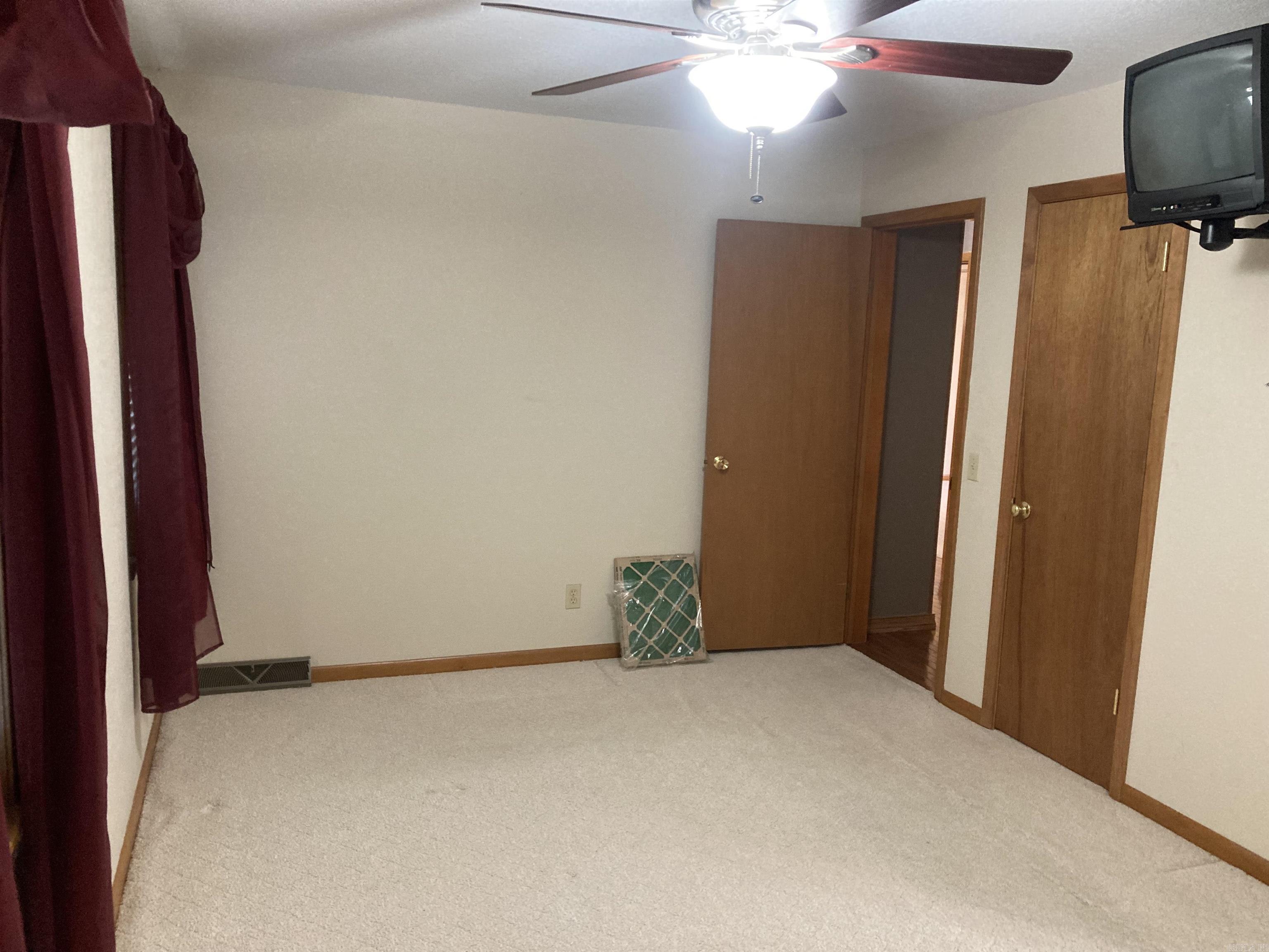 792 N Royal Avenue Property Photo 8