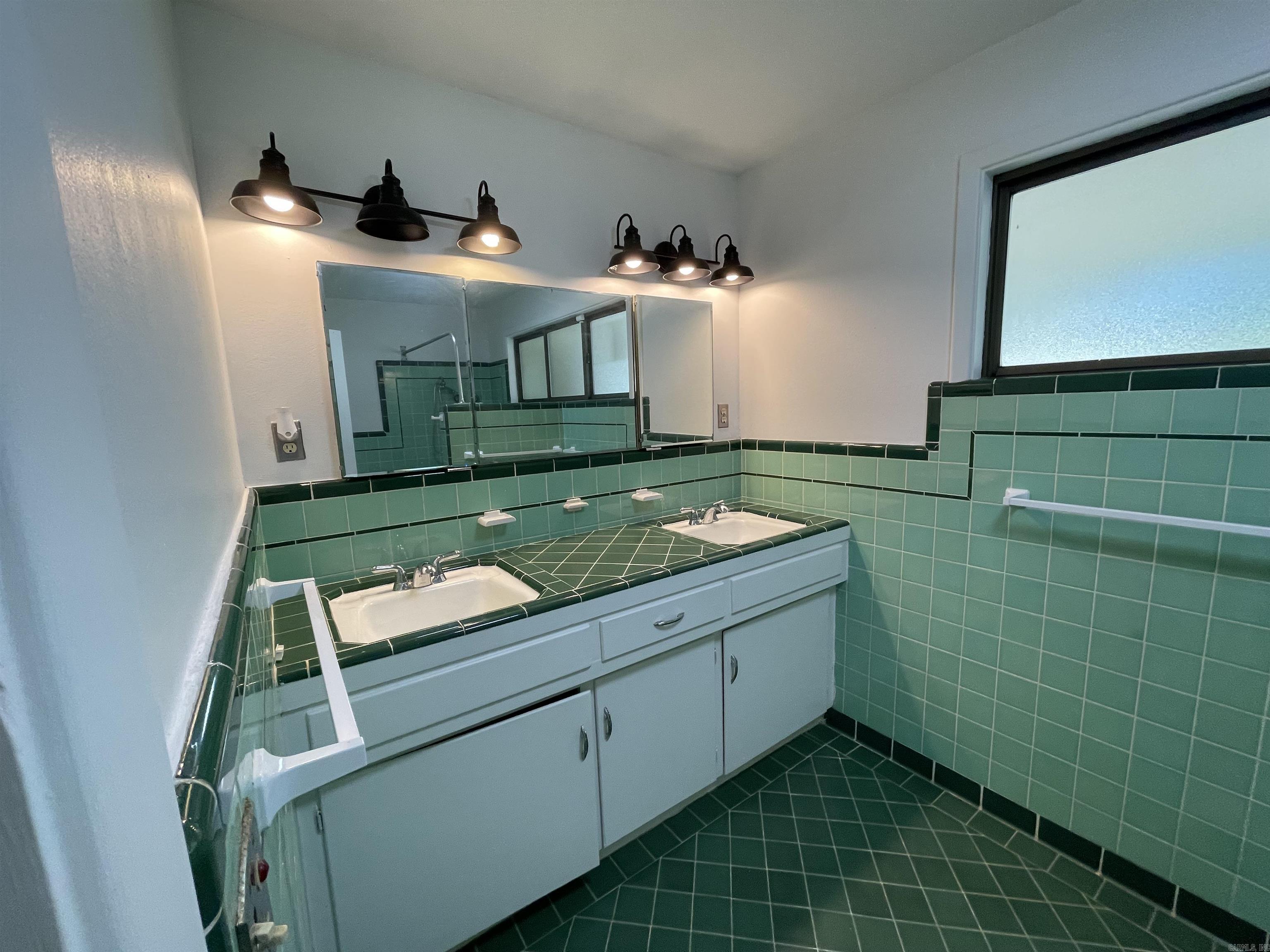 2300 N Madison Avenue Property Photo 18