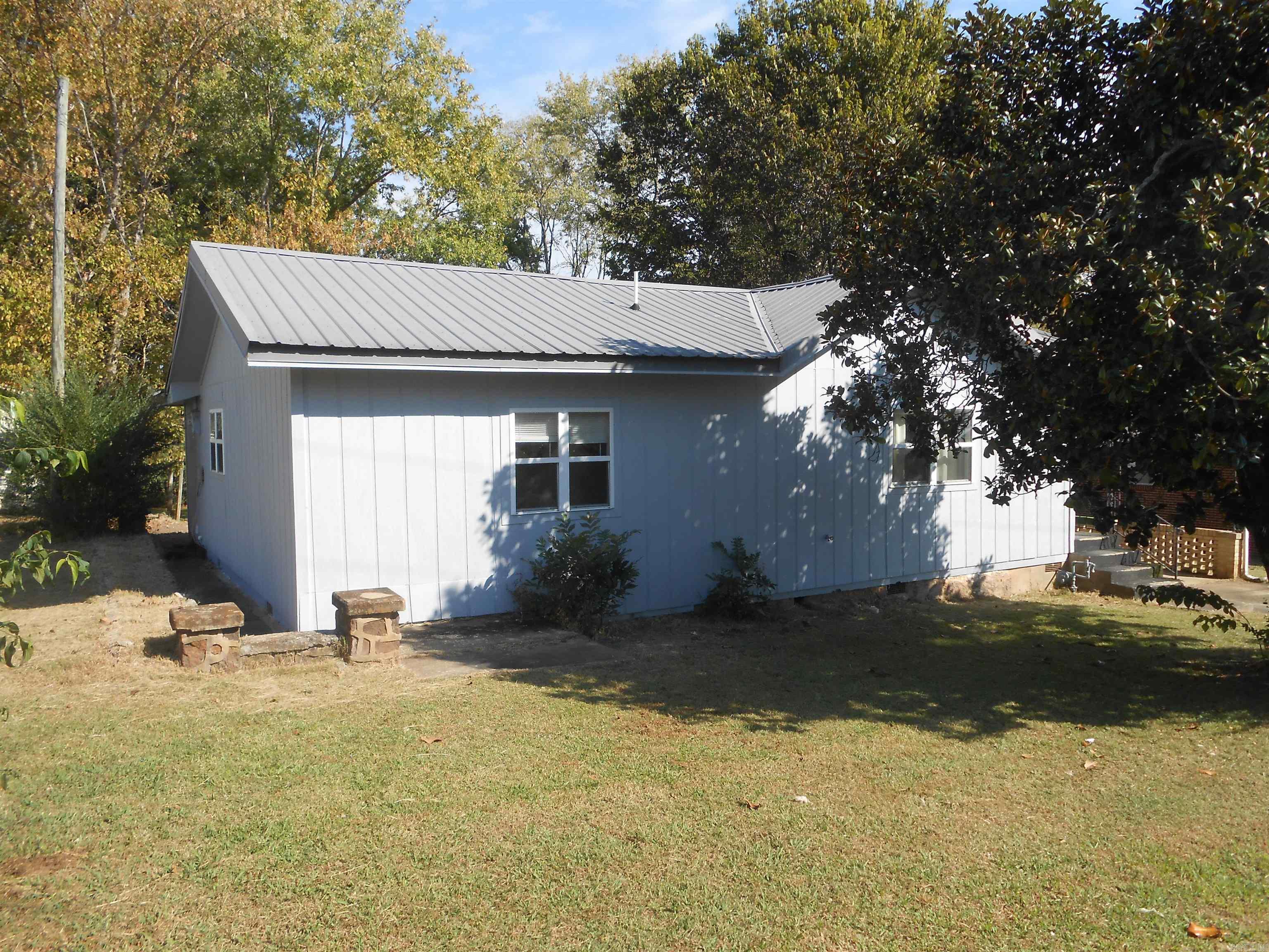 136 Third St Property Photo 2