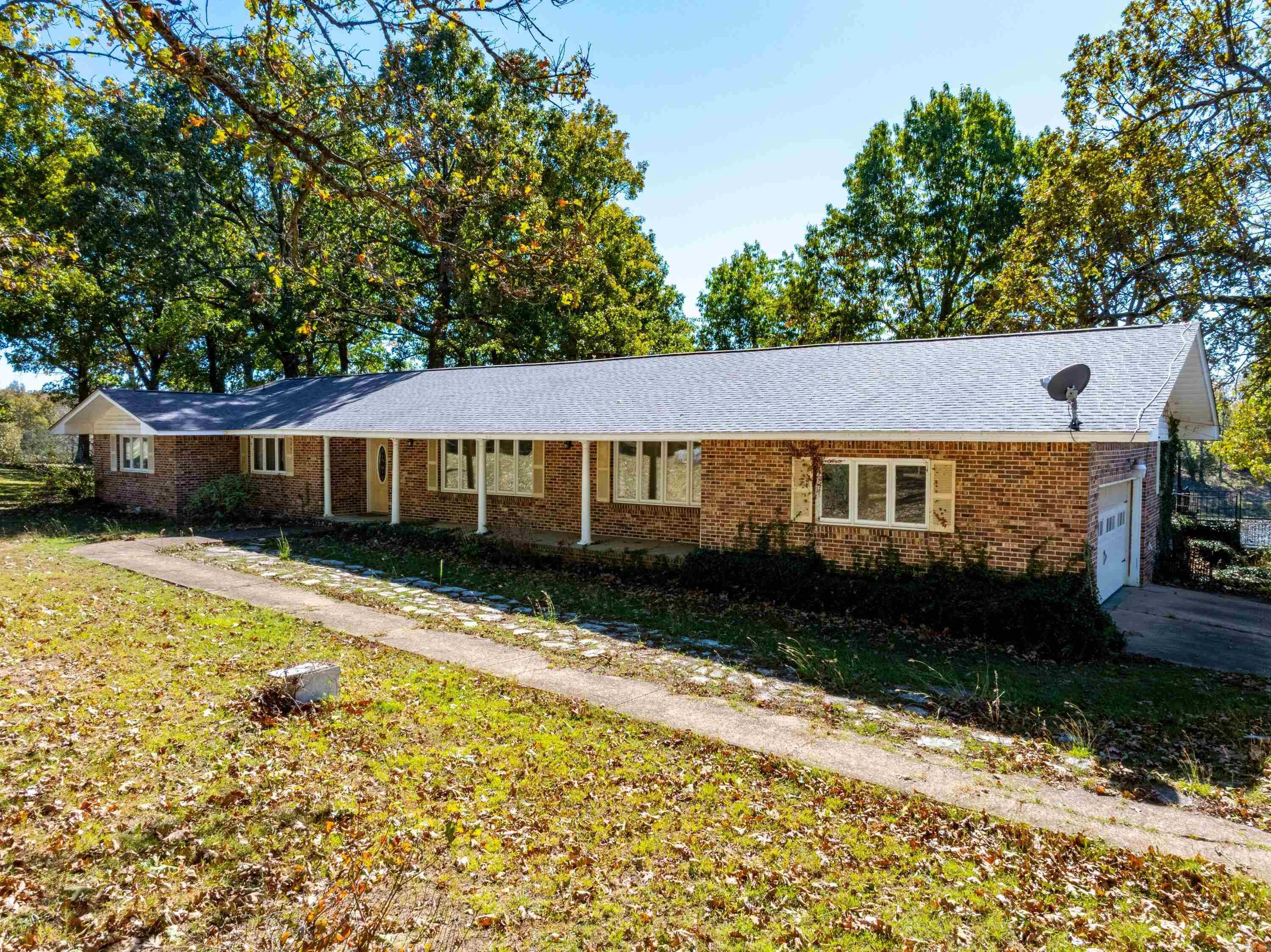 717 Green Valley Ln Property Photo 4