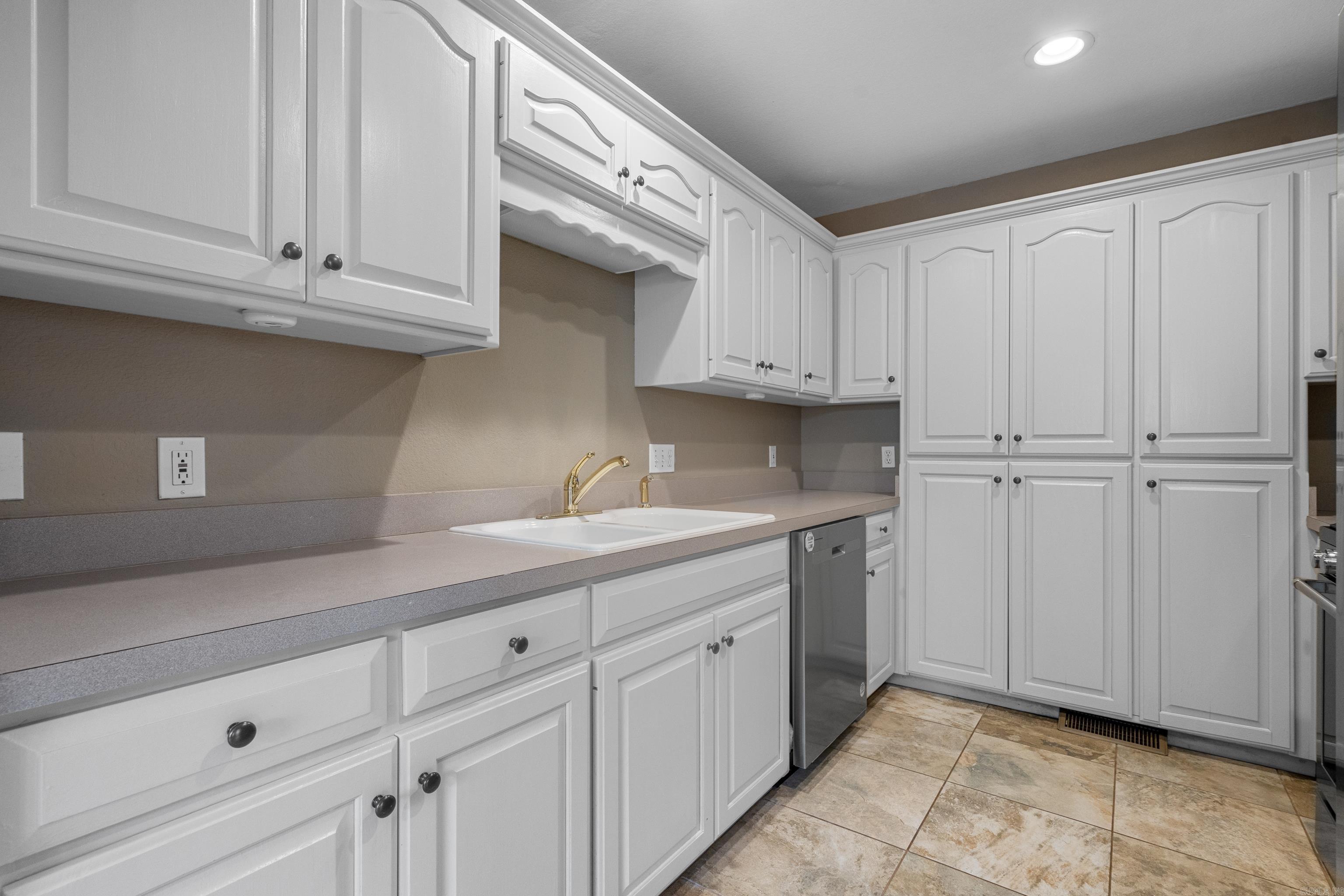 5 Kings Row Property Photo 13