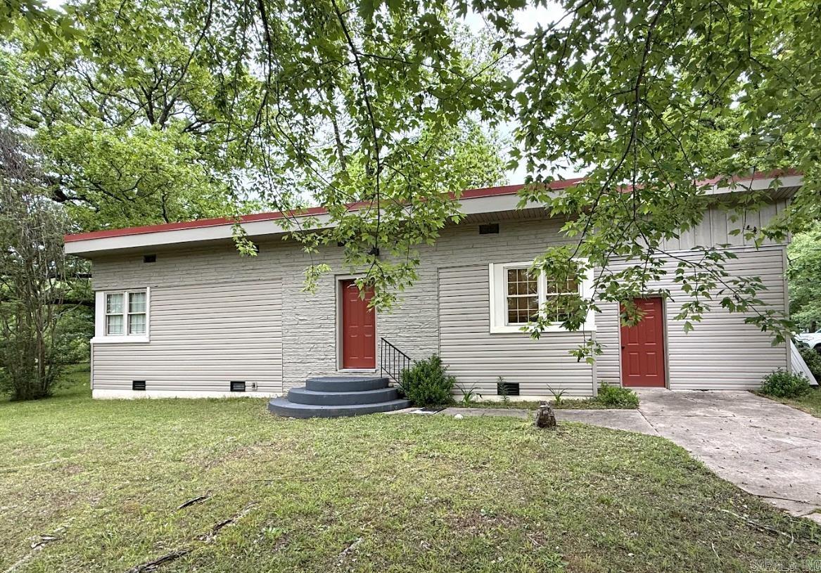 601 Clarence St. Property Photo 2