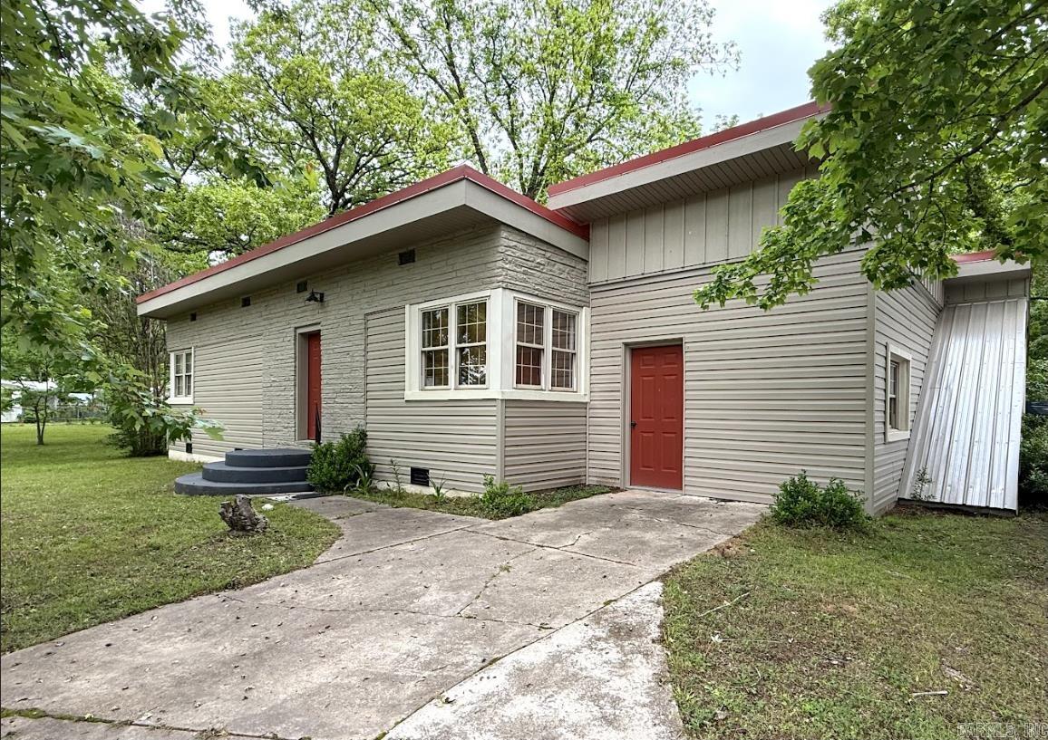 601 Clarence St. Property Photo 3