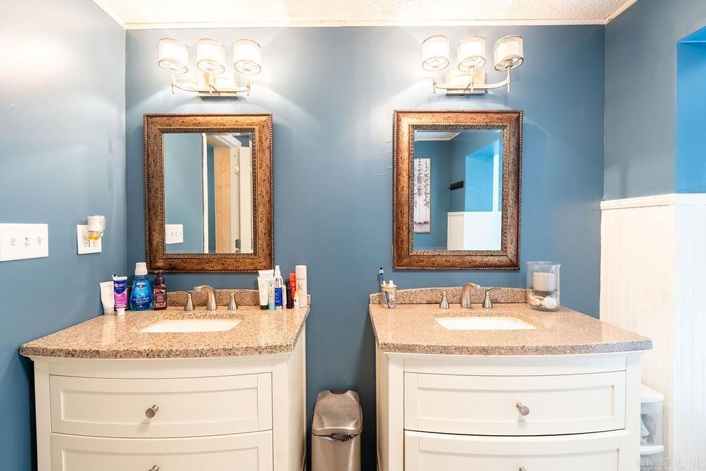 409 River Dr Property Photo 18