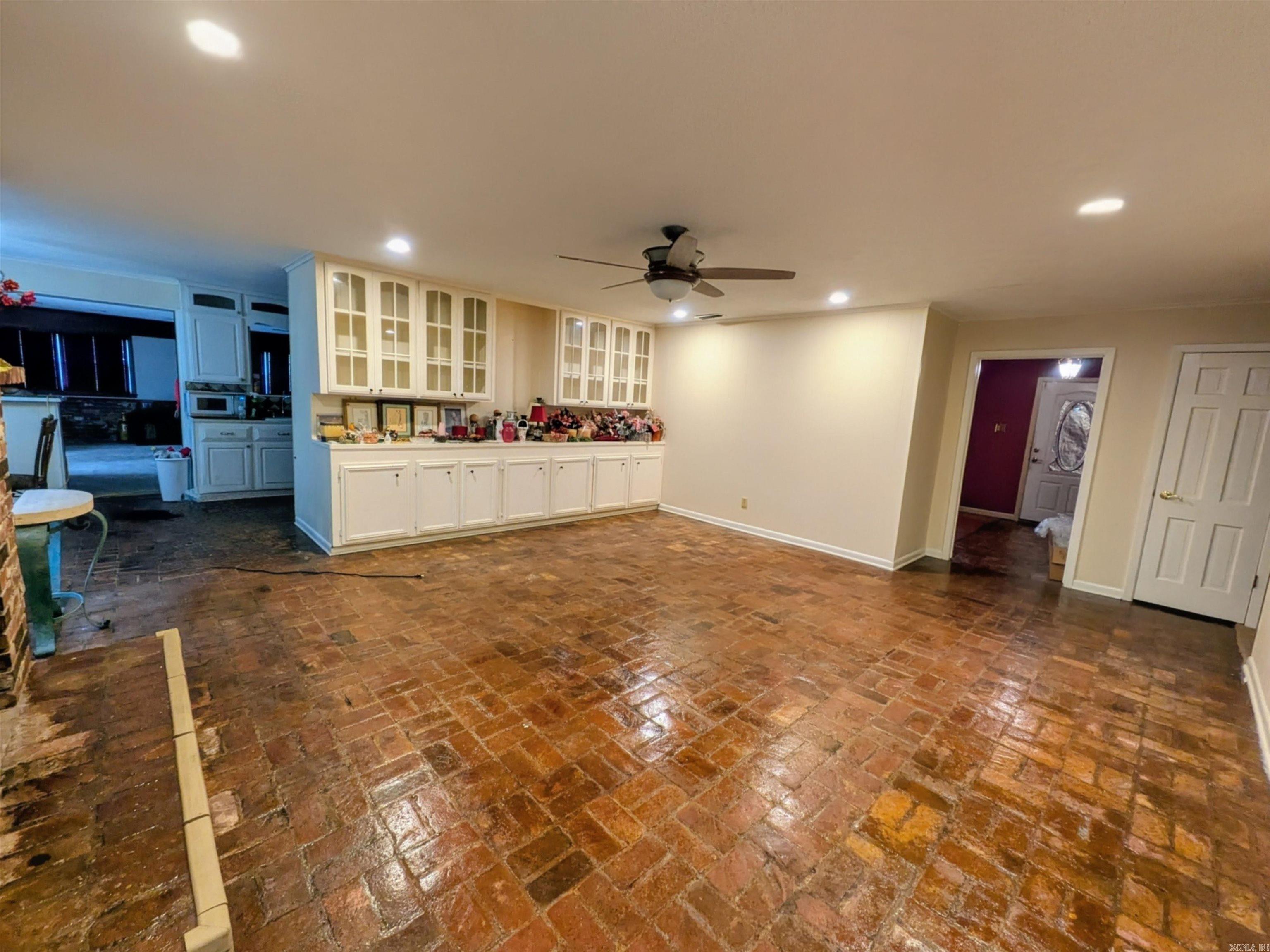 128 Elaine Property Photo 8