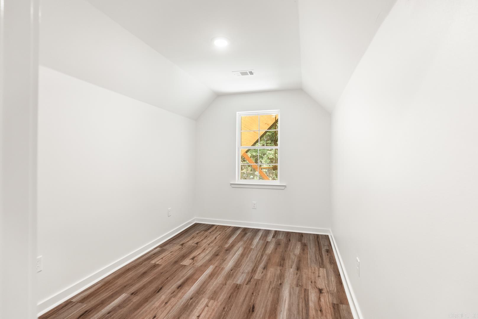 34 Kirkland Property Photo 35