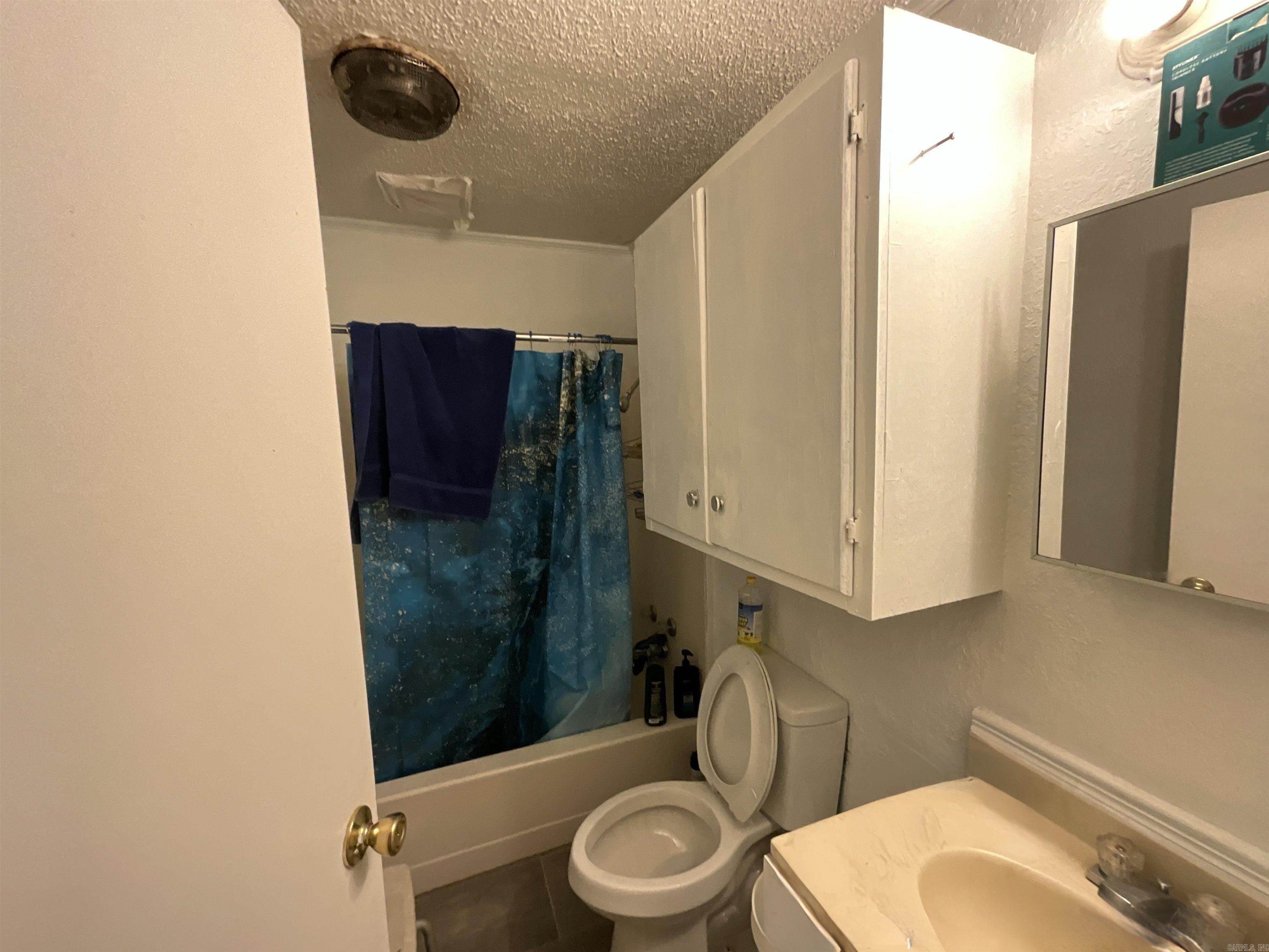 2215 E 11th St Property Photo 5