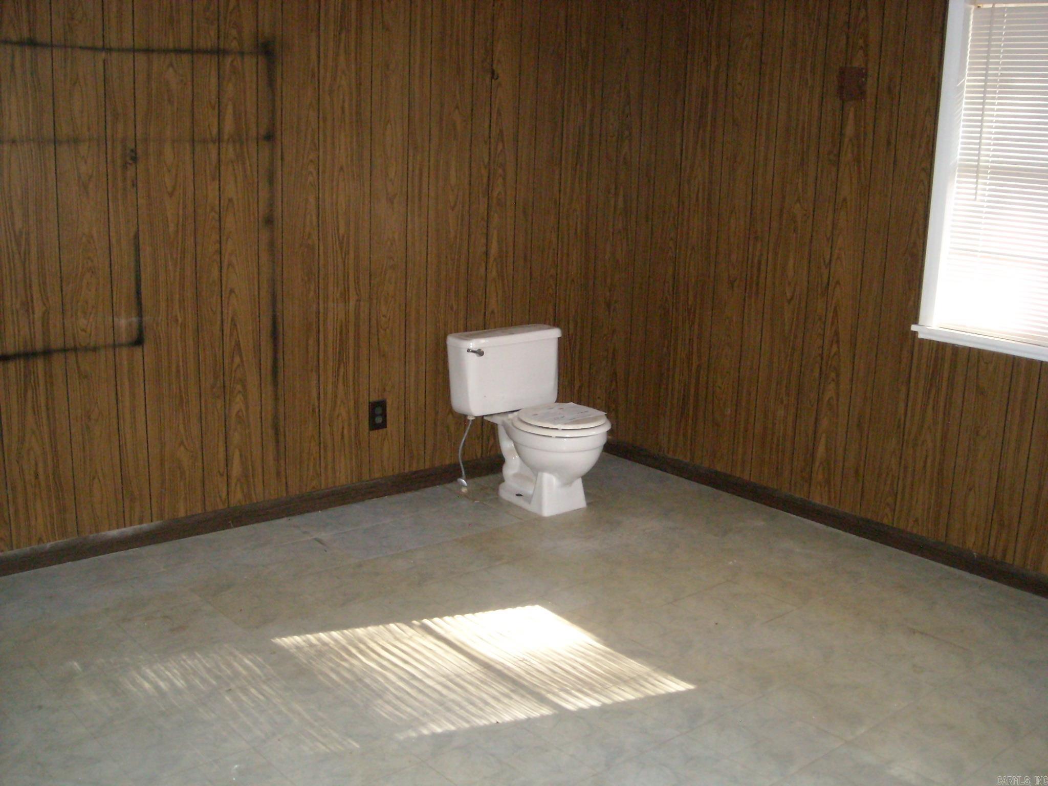 715 Oakland Road Property Photo 3