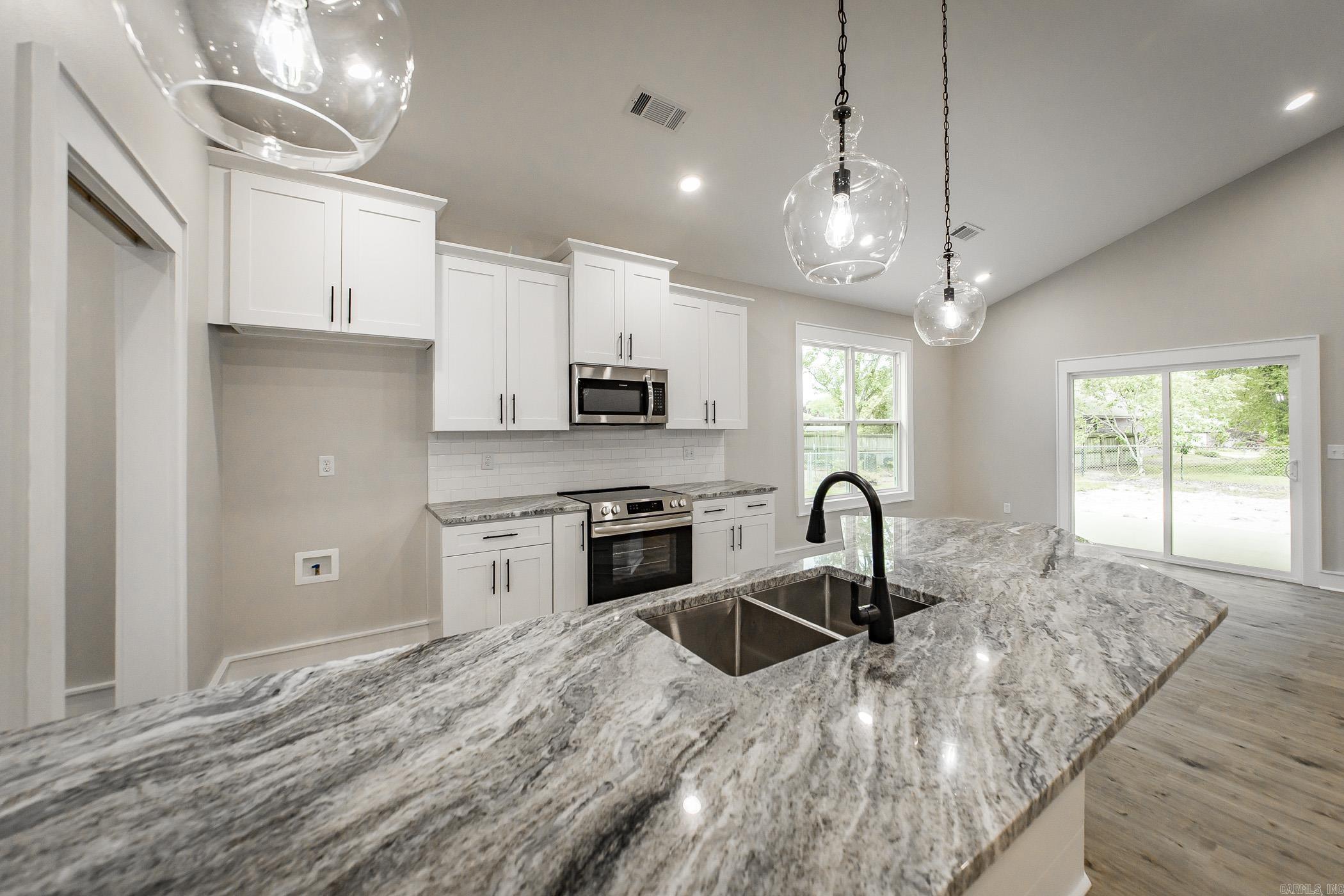912 Lakeshore Drive Property Photo 10