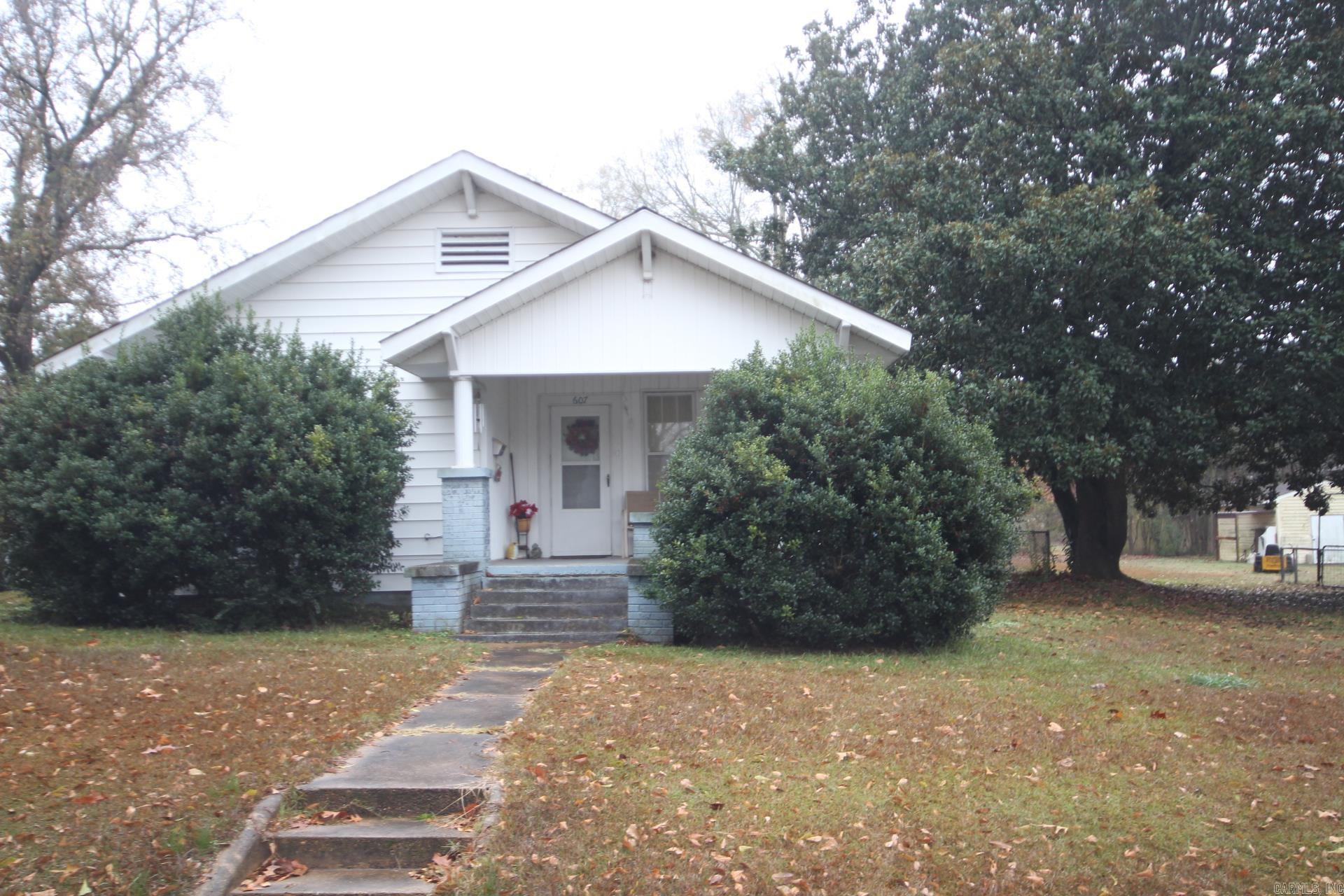607 W Oak Property Photo 1
