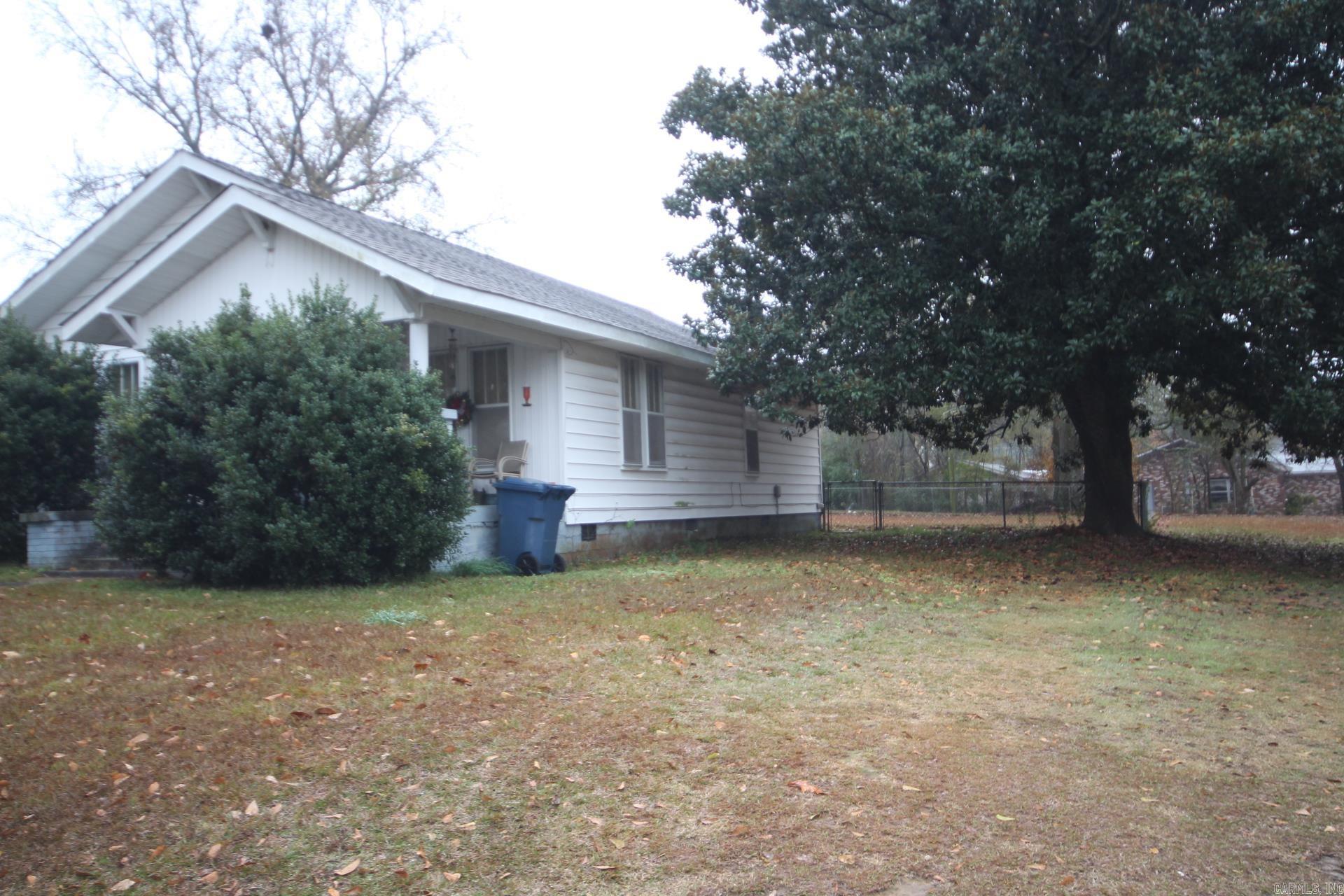 607 W Oak Property Photo 2