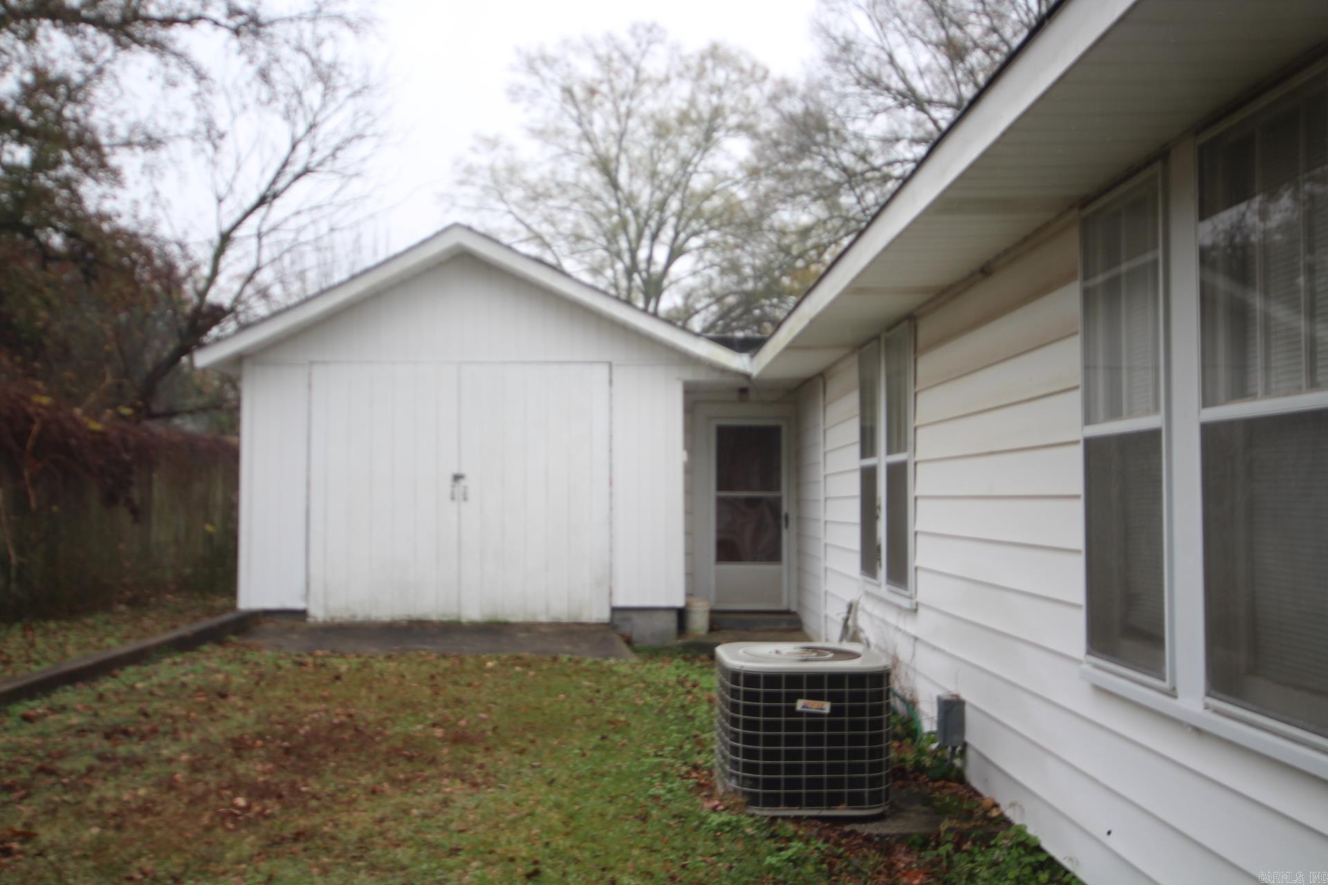 607 W Oak Property Photo 4