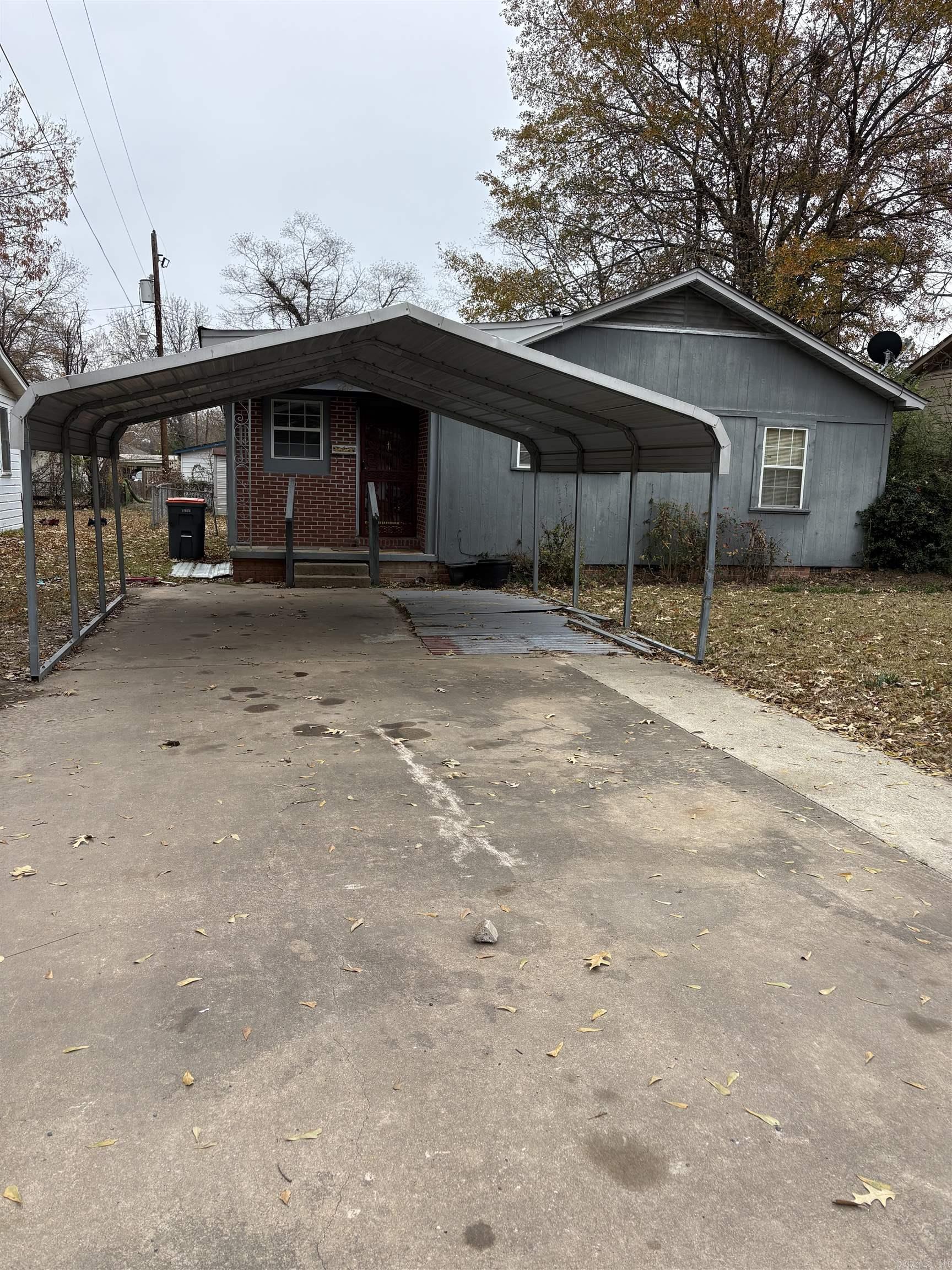 2213 S Maple Property Photo 1