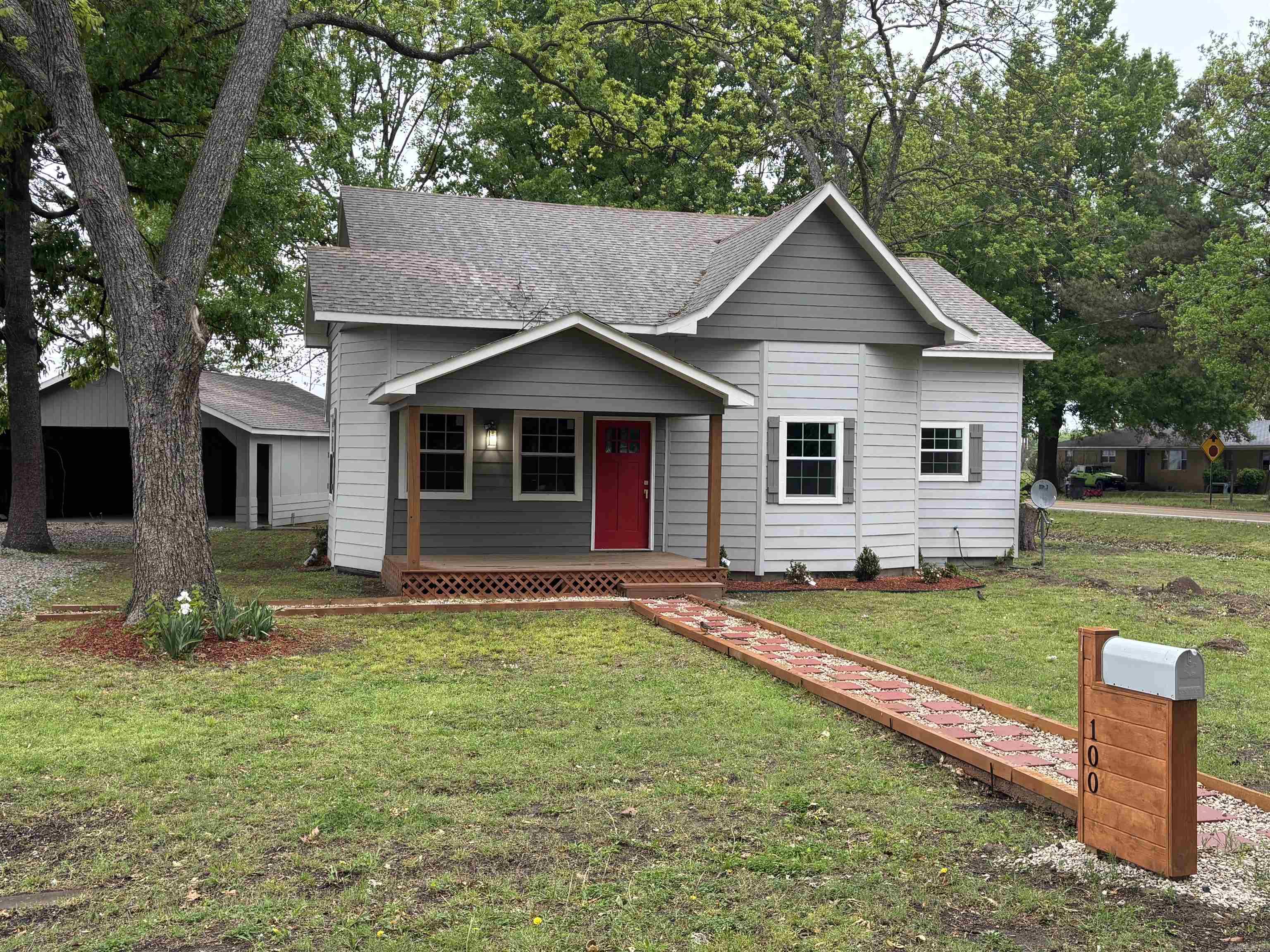 100 Coldren Street Property Photo 1