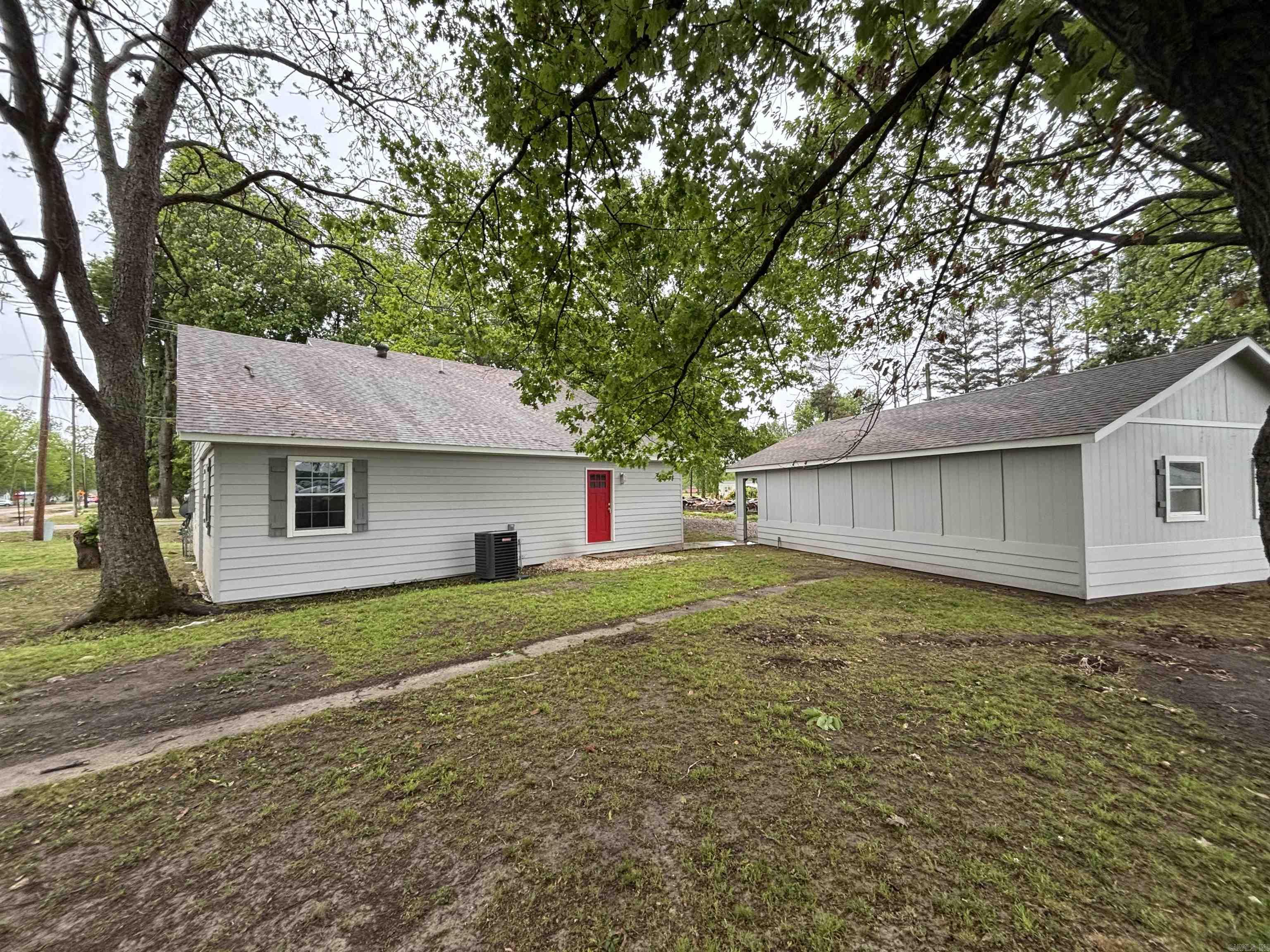 100 Coldren Street Property Photo 4