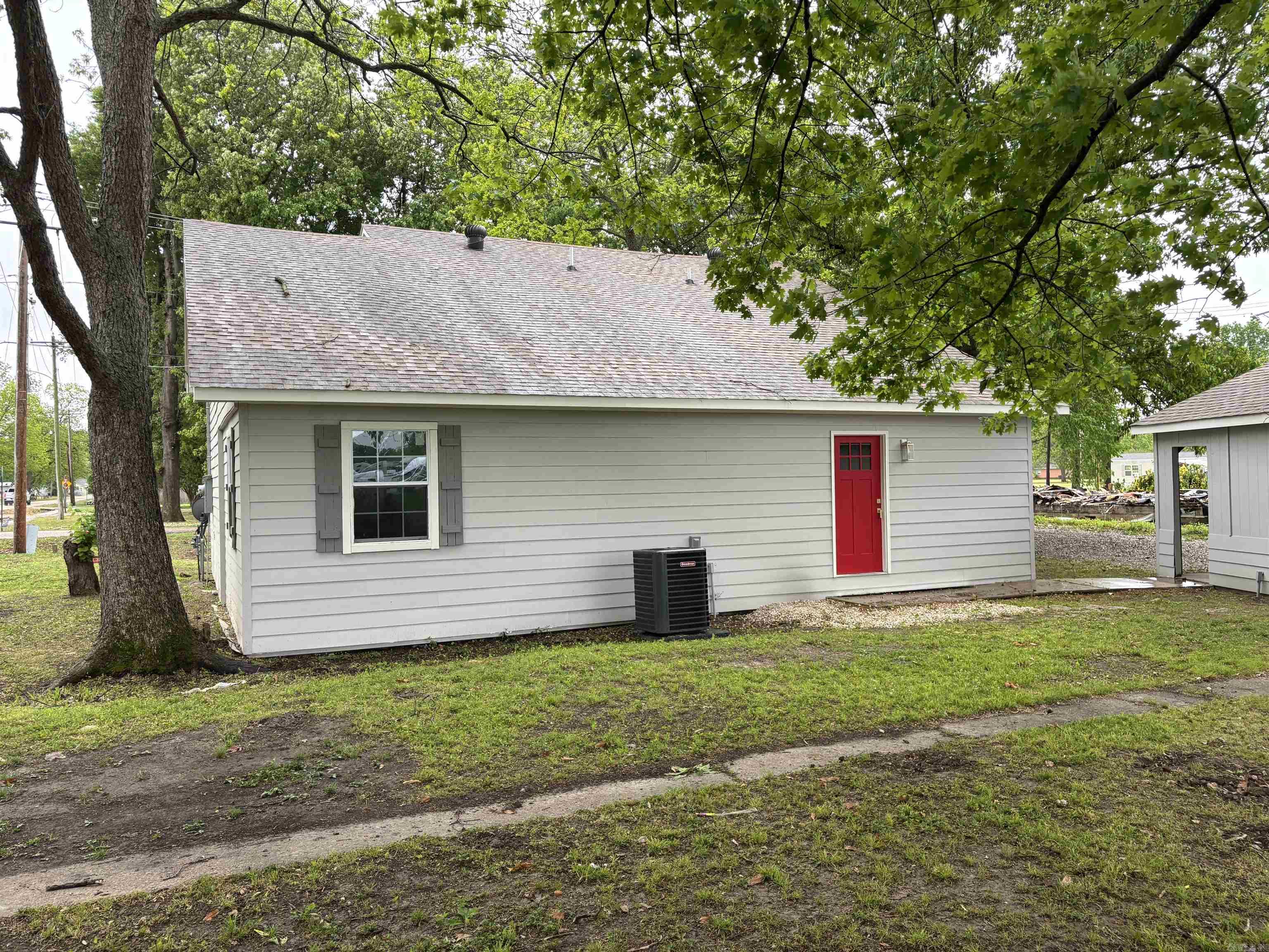 100 Coldren Street Property Photo 5