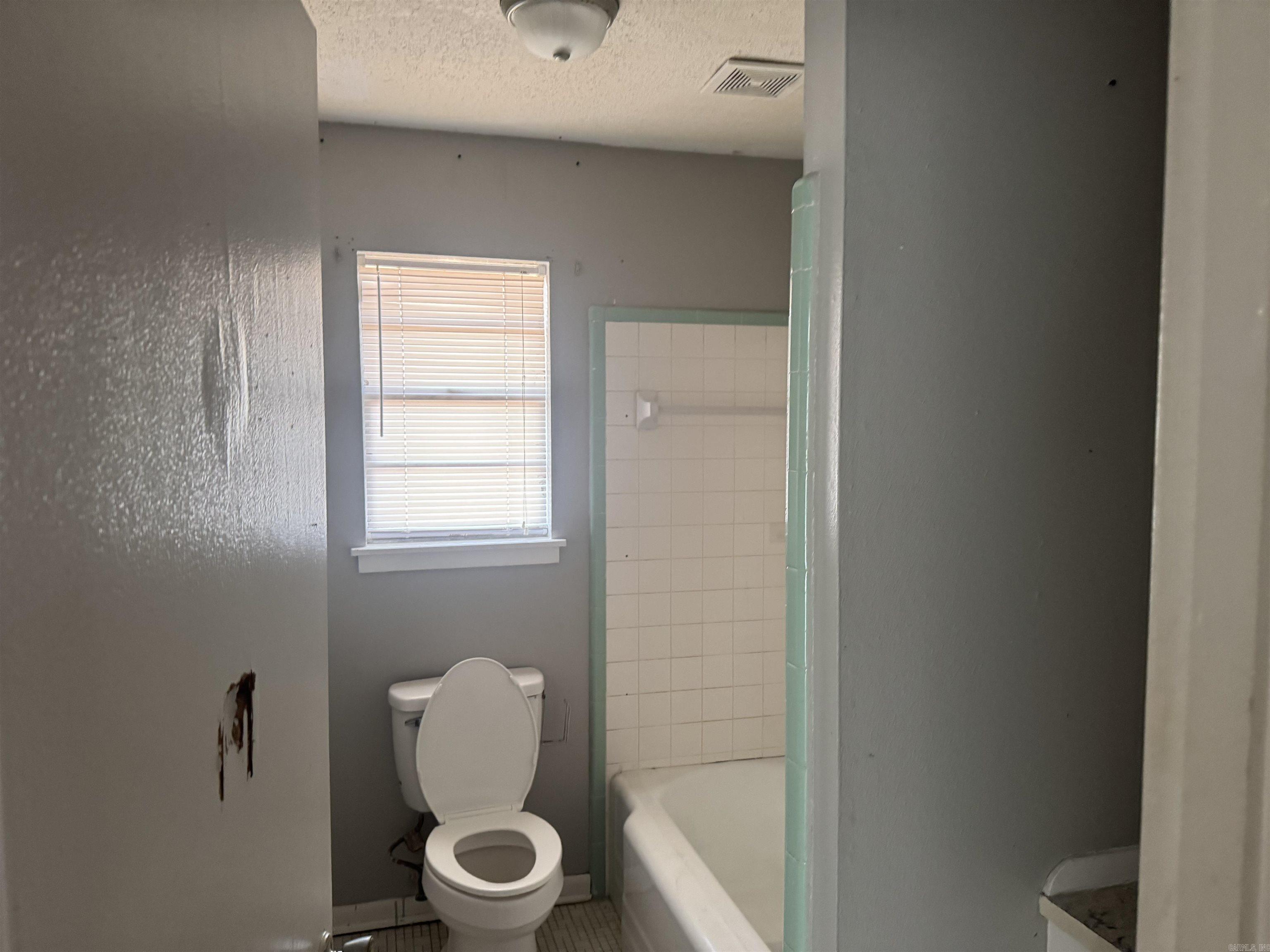105 W 37th Property Photo 9
