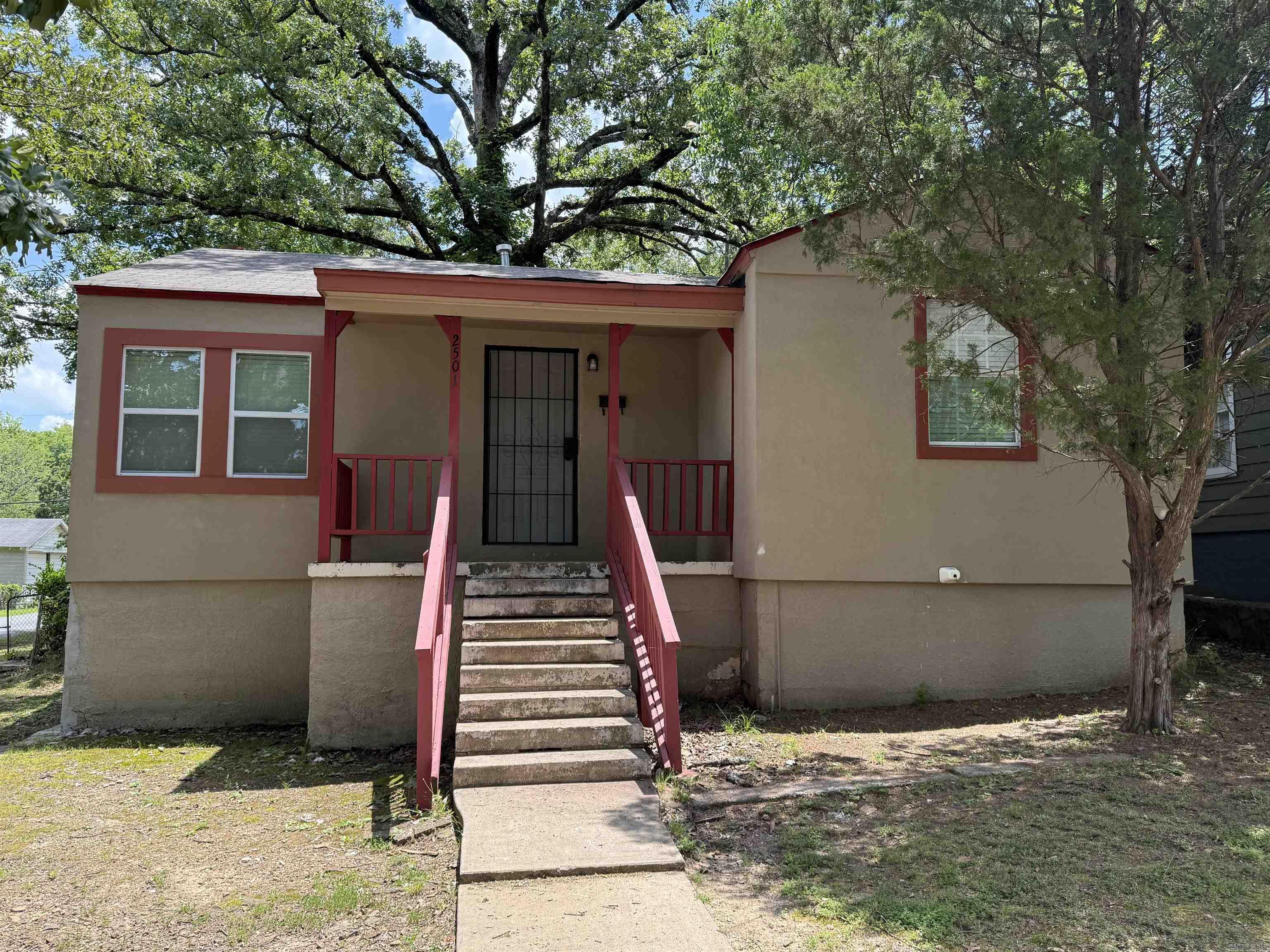 2501 S Pine Street Property Photo 2