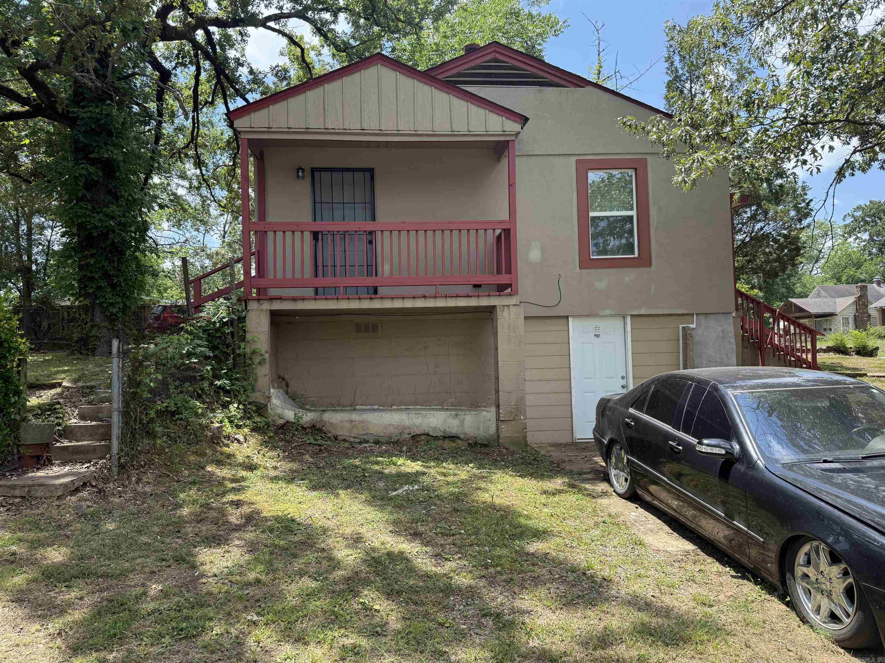 2501 S Pine Street Property Photo 3