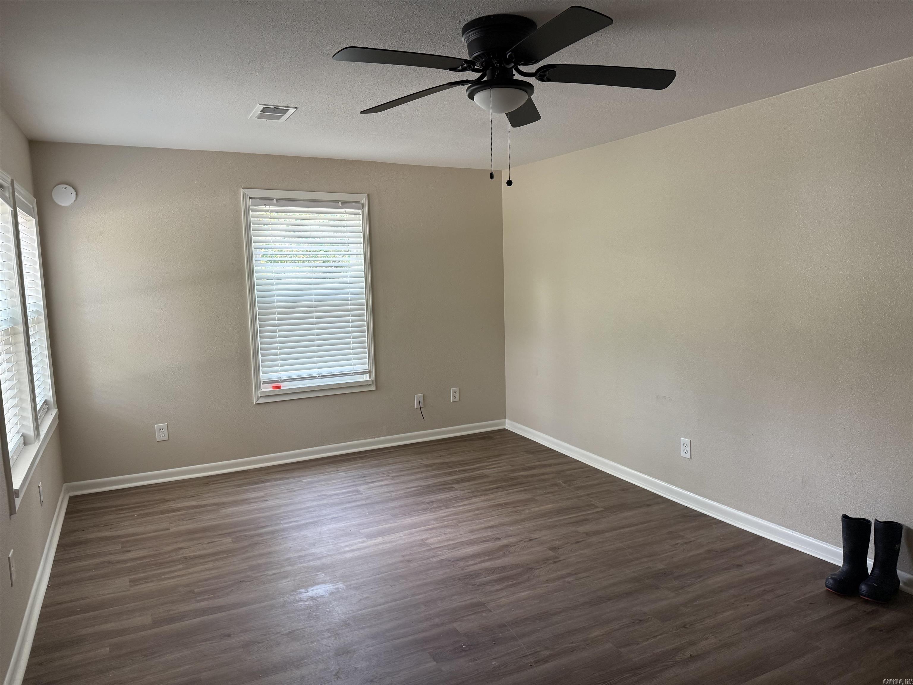 2501 S Pine Street Property Photo 4