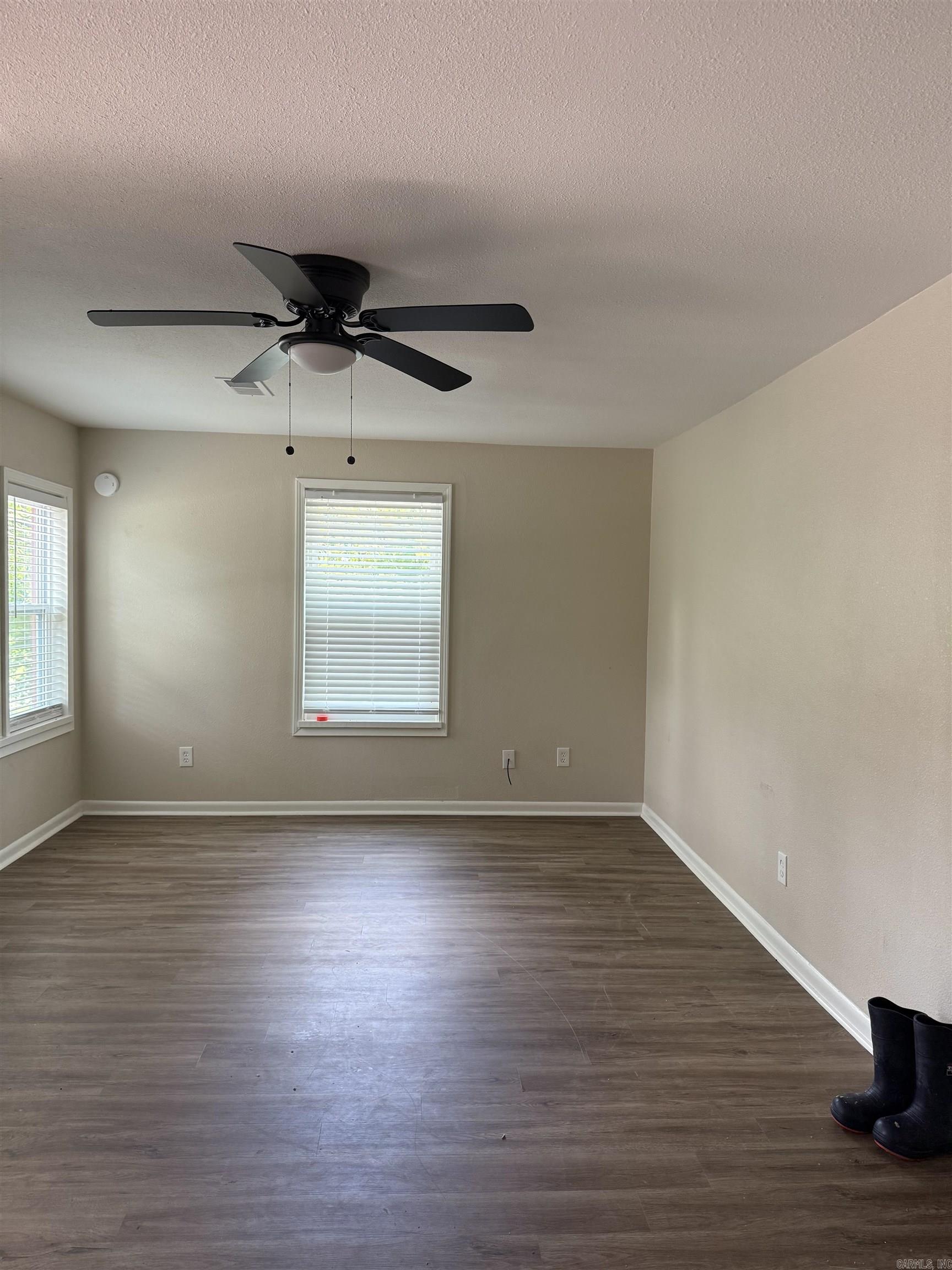 2501 S Pine Street Property Photo 5