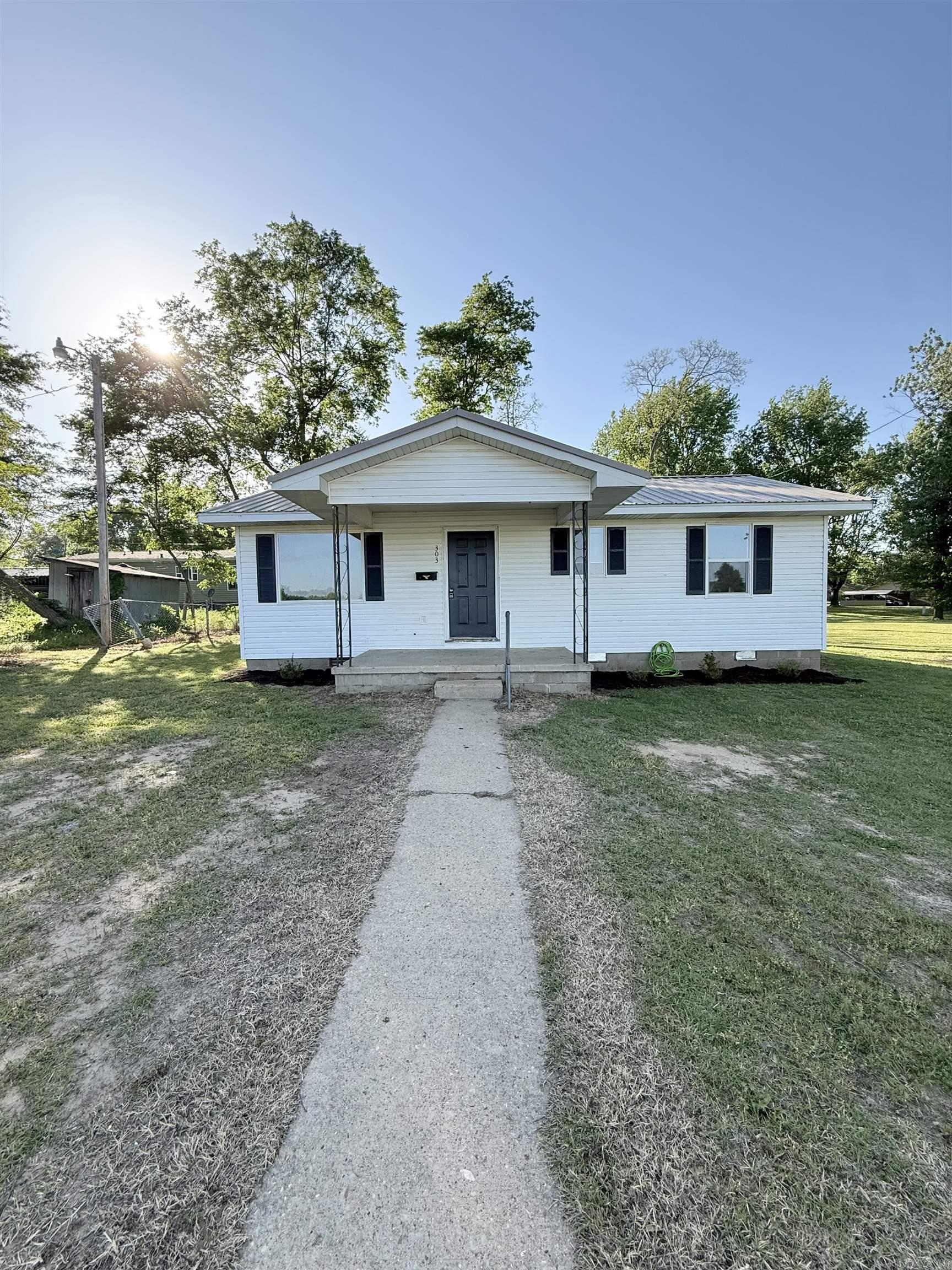303 NW Third Street Property Photo 1