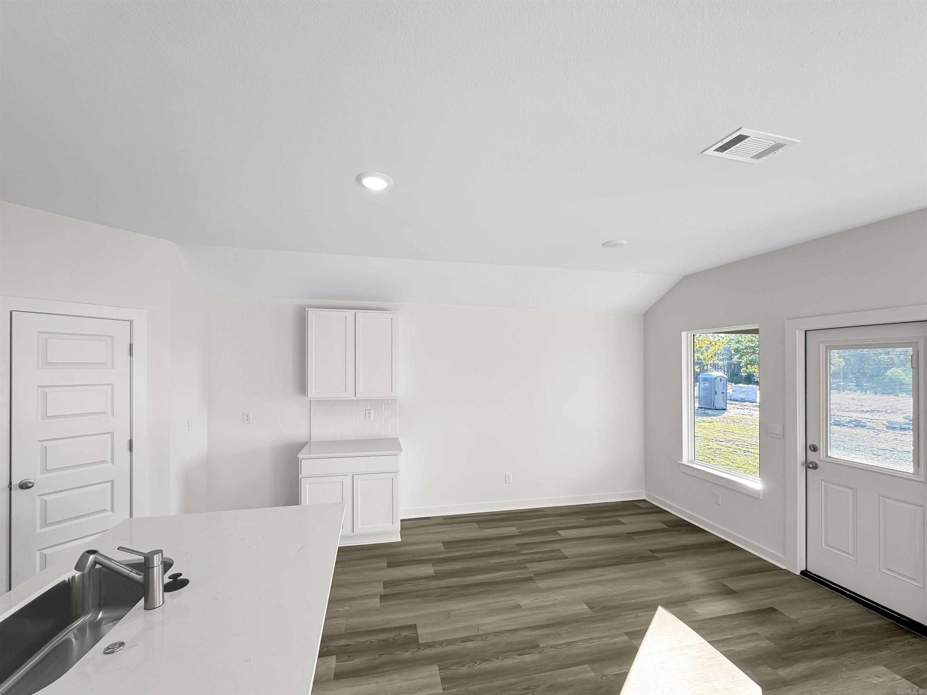 6337 Warwick Drive Property Photo 4