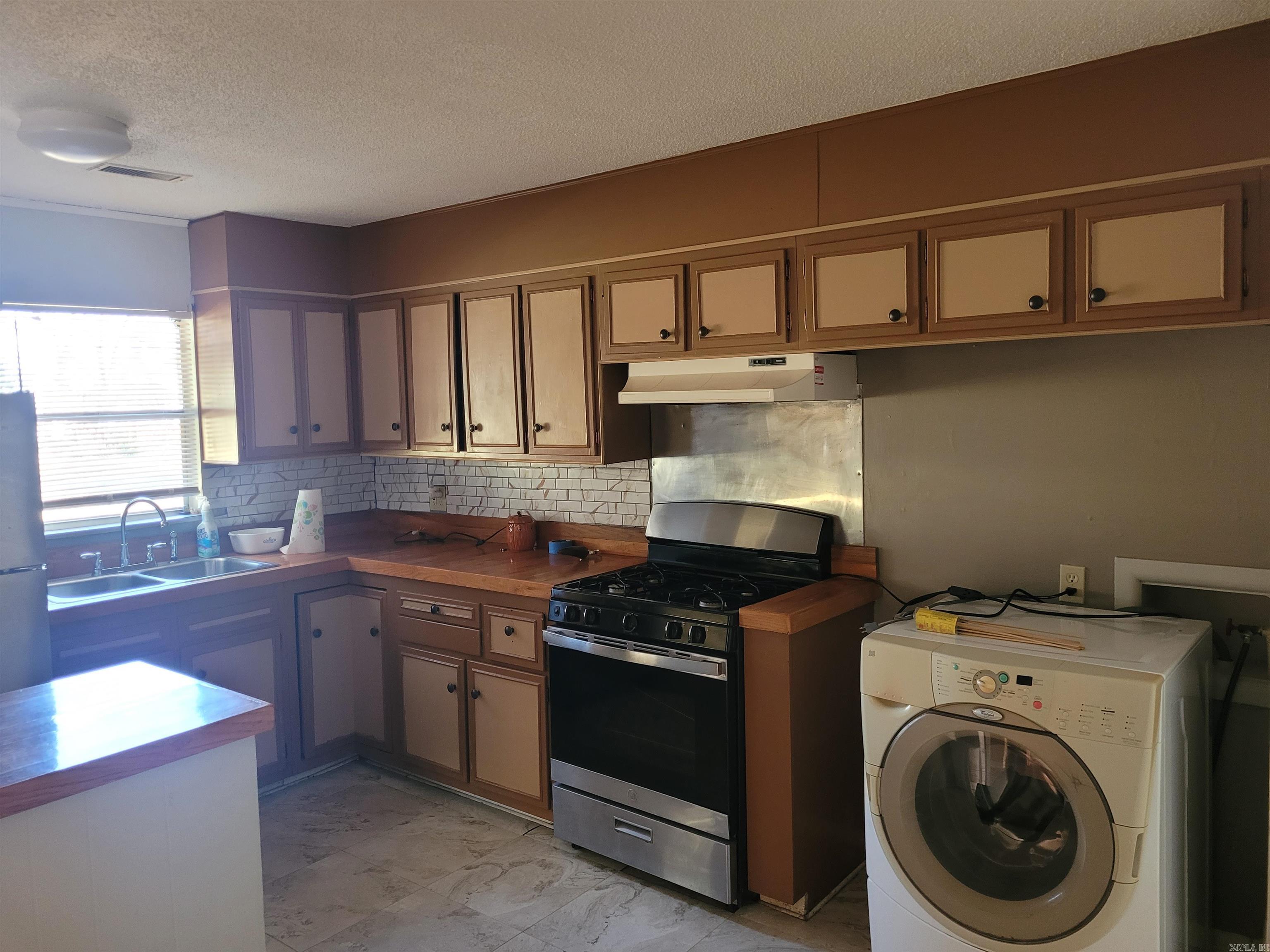 402 Robin Road Property Photo 3