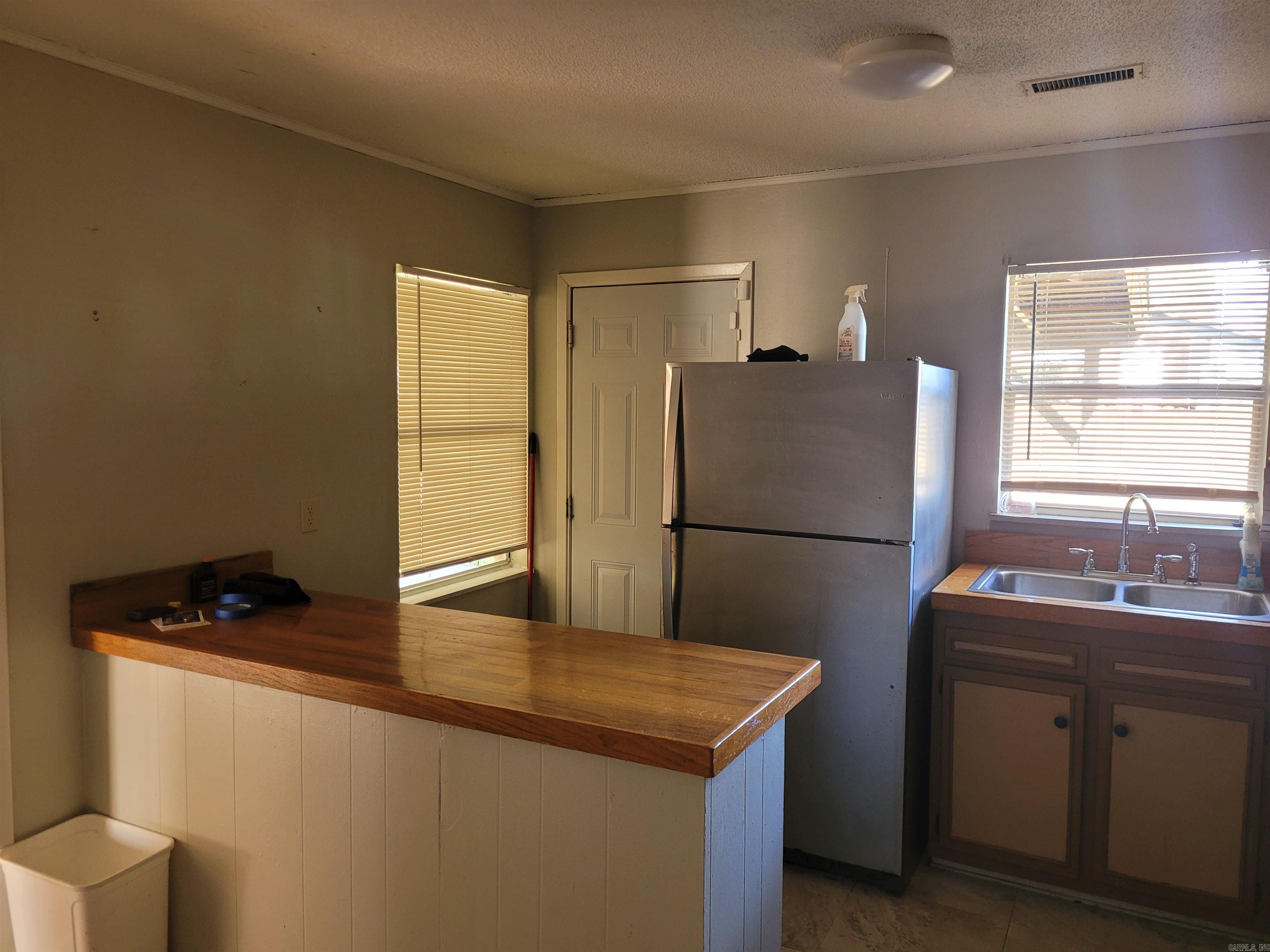 402 Robin Road Property Photo 4