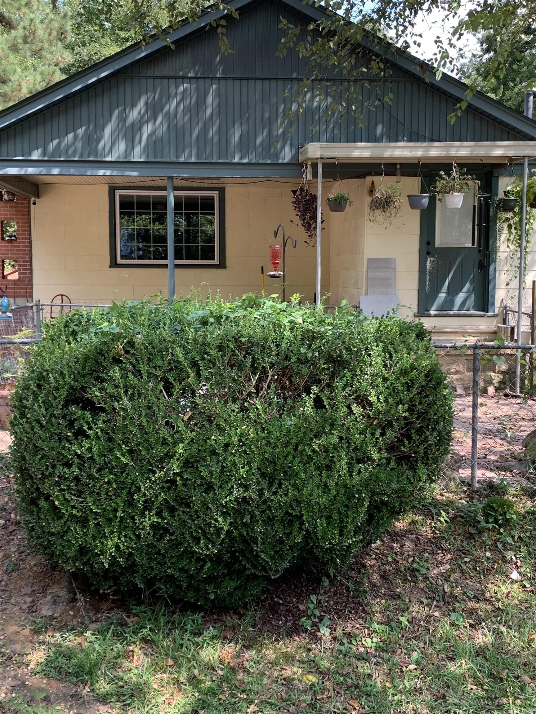 927 Leonard St. Property Photo 3